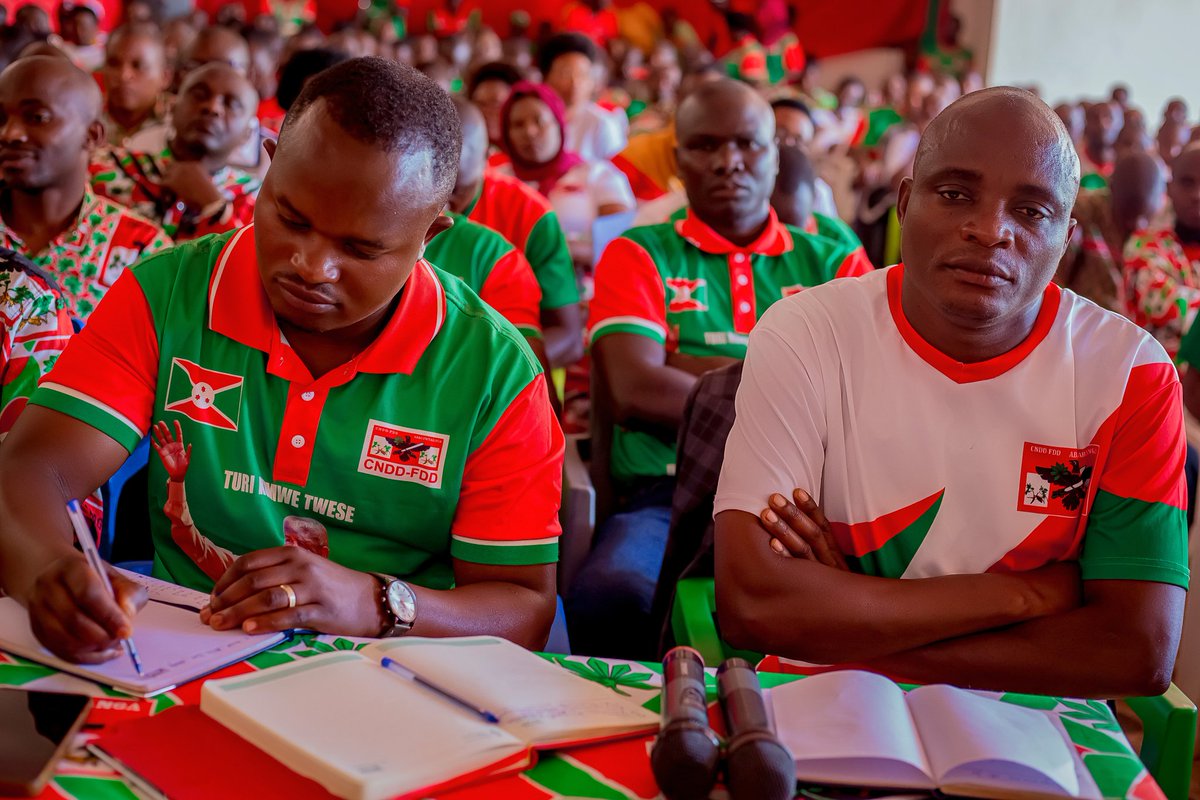 CnddFddGitega's tweet photo. 4/4 Yabibukije kandi  ibigaragaza ko umuntu akunda igihugu camwibarutse, nko kunezerererwa igihugu ciwe, kwitwararika ibikorwa vy'igihugu, kwitwararika gukingira igihugu, kuzigama imico, akaranga n'imigenzo
; kunegura mu ntumbero yo kubaka no kugira ivyiyumviro vyubaka.@CnddFdd https://t.co/iZzNlhzmQW