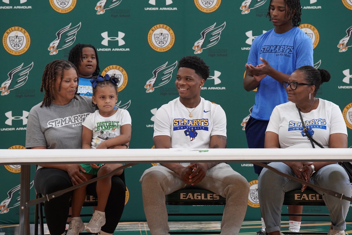 KilleenISD_'s tweet photo. Ellison honored one of its larger signing classes as 15 student-athletes participated in a ceremony Wednesday in the Eagles Nest!!! Coaches read aloud each athletes' bio and thanked them for being leaders and positive examples, and proud family members and friends cheered as loud as they could. Congratulations to everyone! #WeAreKISD
Many more 📷: https://t.co/R2qKxm5k3l