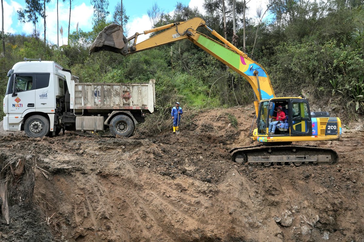 AzuayPrefectura's tweet photo. Trabajamos para garantizar la conectividad en Nulti👷‍♂️

🚧 Ante las fallas estructurales presentadas en los estribos del puente en Puicay, habilitamos un paso provisional con tubería de acero corrugado, en coordinación con @GADNulti, permitiendo mantener la movilidad en el sector. https://t.co/EWytrVTkHk