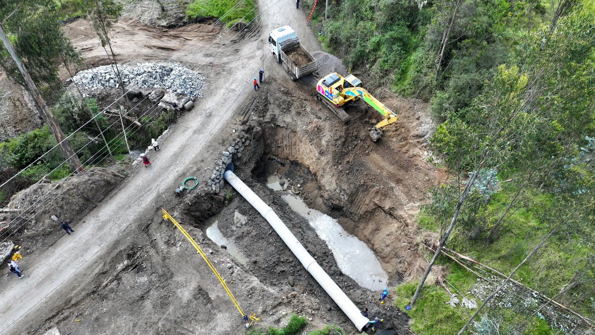 AzuayPrefectura's tweet photo. Trabajamos para garantizar la conectividad en Nulti👷‍♂️

🚧 Ante las fallas estructurales presentadas en los estribos del puente en Puicay, habilitamos un paso provisional con tubería de acero corrugado, en coordinación con @GADNulti, permitiendo mantener la movilidad en el sector. https://t.co/EWytrVTkHk