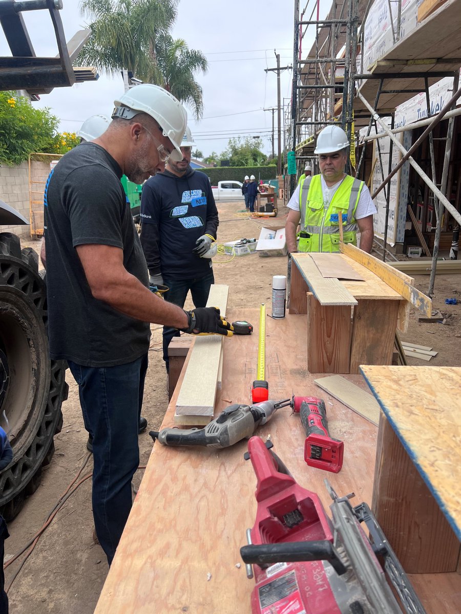EverBank's tweet photo. SoCal #EverBankBuilds volunteers recently joined @habitatoc for another build day, helping bring these homes one step closer to completion. 👷🚧

This team has been committed to creating stronger foundations for local families. 🏡

*Member FDIC https://t.co/dddaOSW7X4
