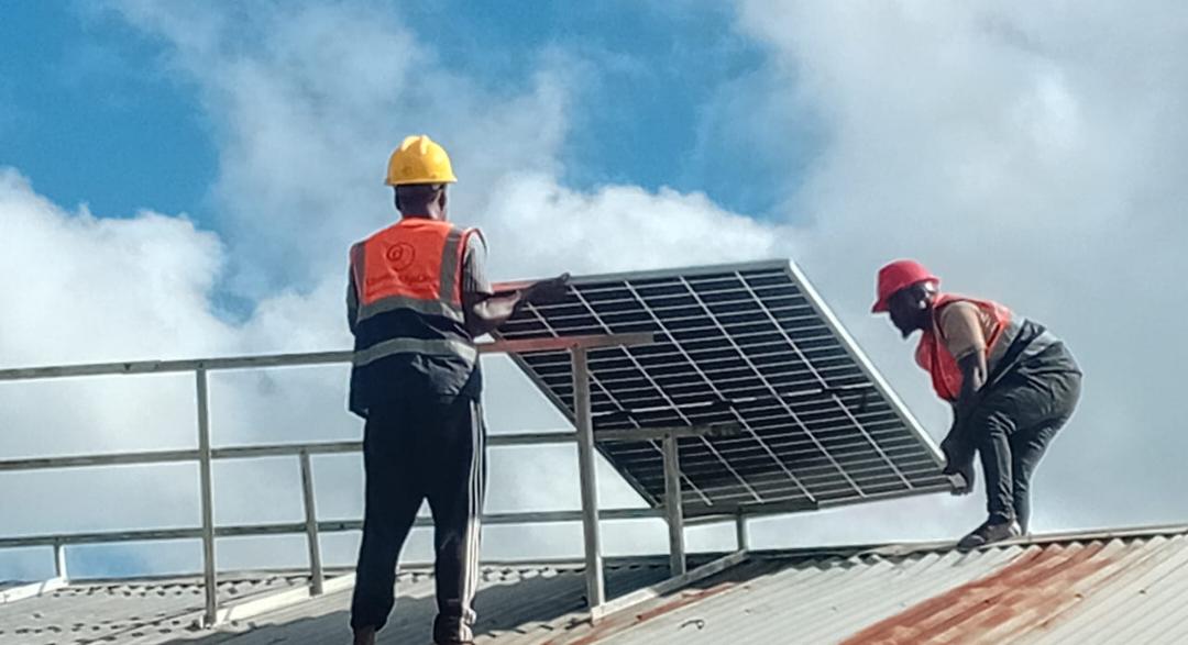 Ubuntu_Afyalink's tweet photo. @Ubuntu_Afyalink team on the ground powering primary healthcare facilities with #AfyaSolar solution.

We cut energy costs, improve energy efficiency,  protect medical equipments and keep patients safe.

If you are a #health center, pharmacy or laboratory DM for our services. https://t.co/PolrZN6gWv
