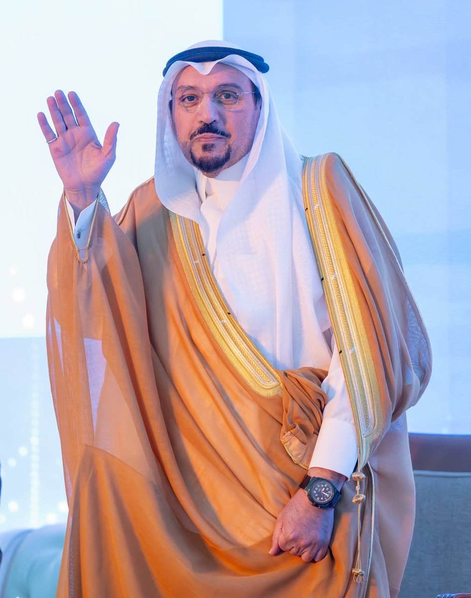 EmarahAlQassim's tweet photo. عبّر الخريجون عن سعادتهم الغامرة بهذه اللحظة، مقدمين شكرهم وتقديرهم لسمو أمير المنطقة على رعايته واهتمامه.. 

سمو #أمير_منطقة_القصيم :  تخريج أكثر من 5800 خريج وخريجة في التخصصات التقنية والمهنية يمثل إضافة وطنية مهمة، ويعزز مسيرة التنمية من خلال كوادر مؤهلة تسهم في دعم الاقتصاد الوطني وسوق العمل.