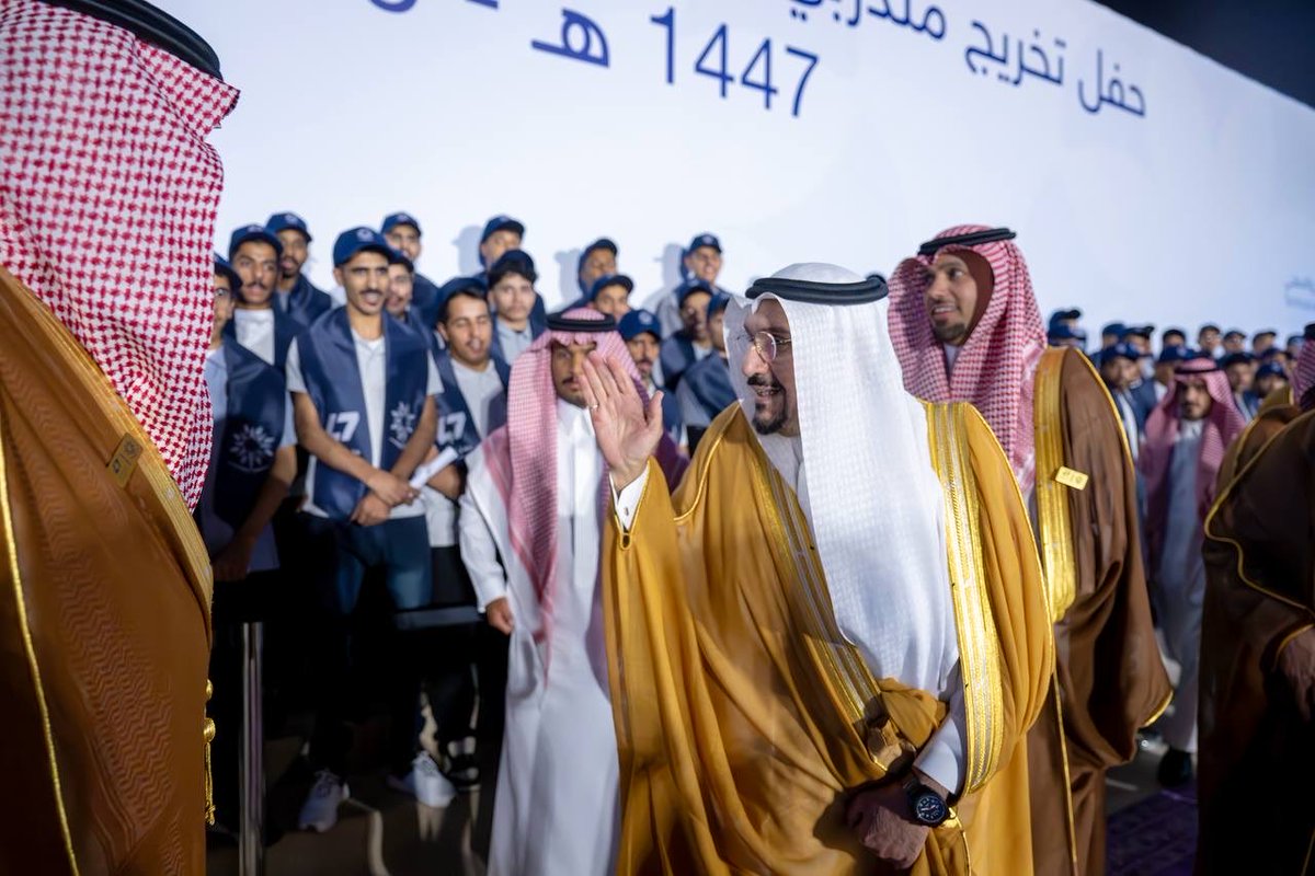 EmarahAlQassim's tweet photo. عبّر الخريجون عن سعادتهم الغامرة بهذه اللحظة، مقدمين شكرهم وتقديرهم لسمو أمير المنطقة على رعايته واهتمامه.. 

سمو #أمير_منطقة_القصيم :  تخريج أكثر من 5800 خريج وخريجة في التخصصات التقنية والمهنية يمثل إضافة وطنية مهمة، ويعزز مسيرة التنمية من خلال كوادر مؤهلة تسهم في دعم الاقتصاد الوطني وسوق العمل.