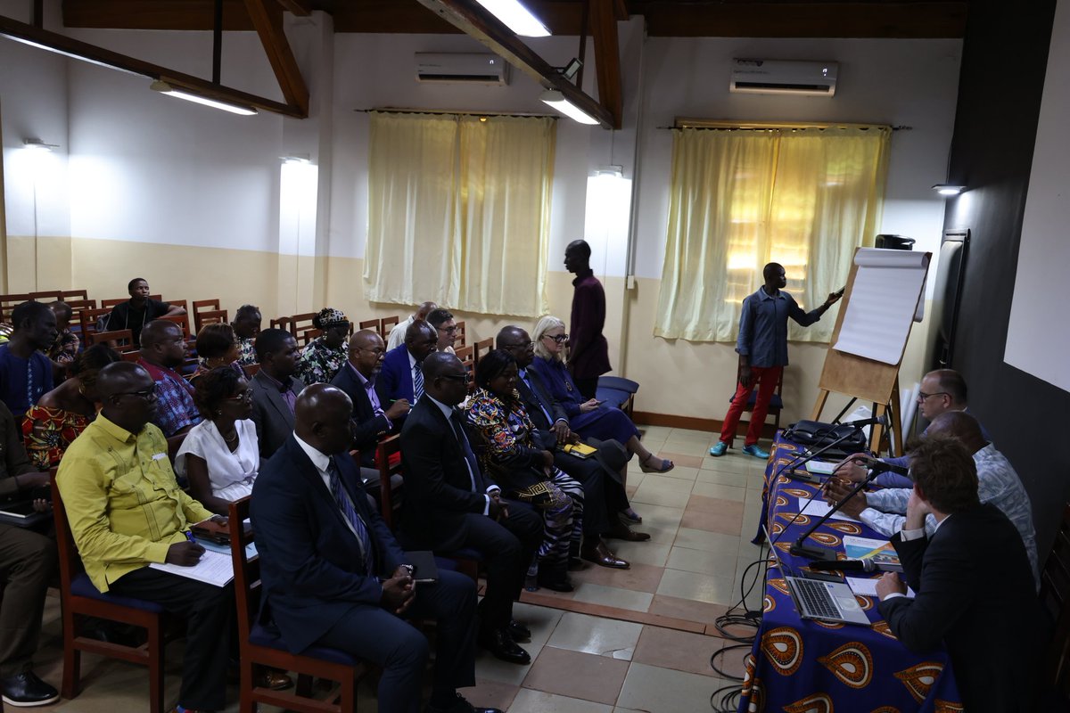 FranceBangui's tweet photo. 🇨🇫 Le Fonds Équipe France « coopération administrative avec la RCA » célèbre sa 1ère année. Formation, modernisation de la fonction publique et renforcement des mécanismes de contrôle : plusieurs actions sont engagées pour améliorer le service public en Centrafrique. #Gouvernance https://t.co/zIXp37x74S