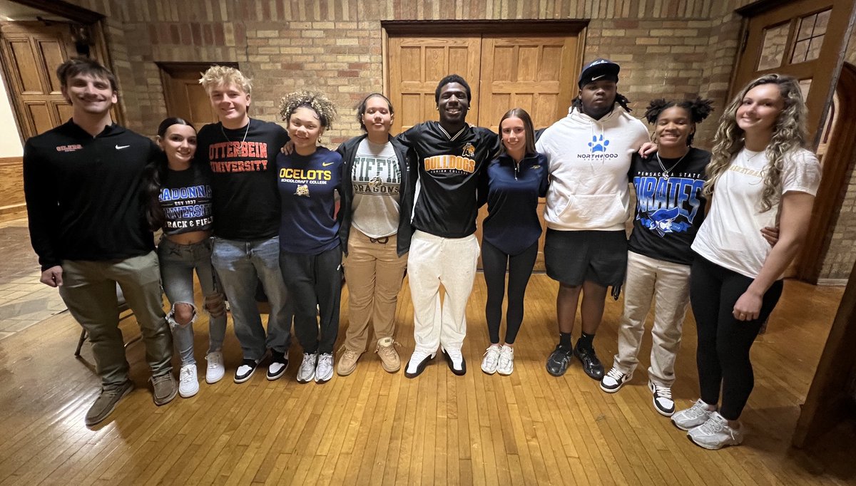 centralcatholic's tweet photo. ☘️✍️ CONGRATS, IRISH SIGNEES!!! ✍️☘️
Central Catholic recognized 11 student-athletes during Wednesday’s final signing period as they committed to continuing academic & athletic careers at collegiate level!!! 👏💚
With this group, total of 26 student-athletes from Class of 2026 have now signed to compete in college athletics — incredible achievement for Irish Nation!!! 
GO IRISH!!! #CentralToLife ☘️💚

Click HERE for More Info ⬇️
https://t.co/LbErtlhF2l
