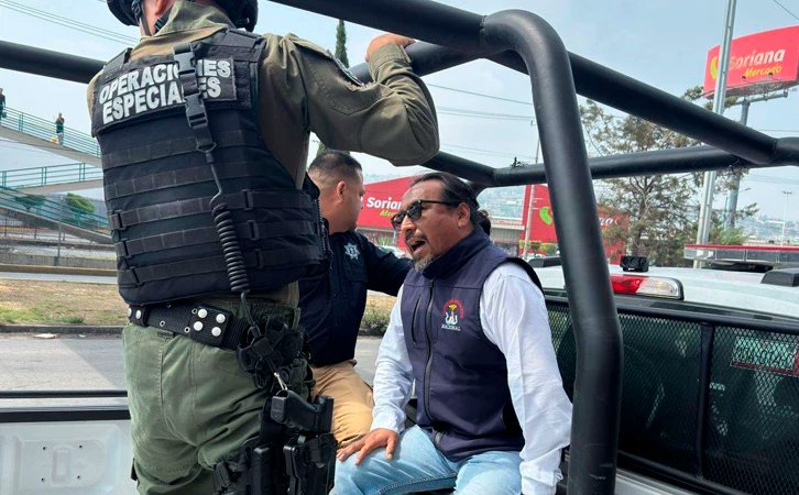 EdnaHernandezR0's tweet photo. La inconformidad se ve ante un gobierno que ignora a su pueblo y no ve por sus demandas más sentidas y caso contrario se le reprime. Hoy el líder de Antorcha en Chimalhuacán fue detenido por hacer valer su derecho a la manifestación.

#MorenaReprimeEnChimalhuacán https://t.co/SP02kQmQv0