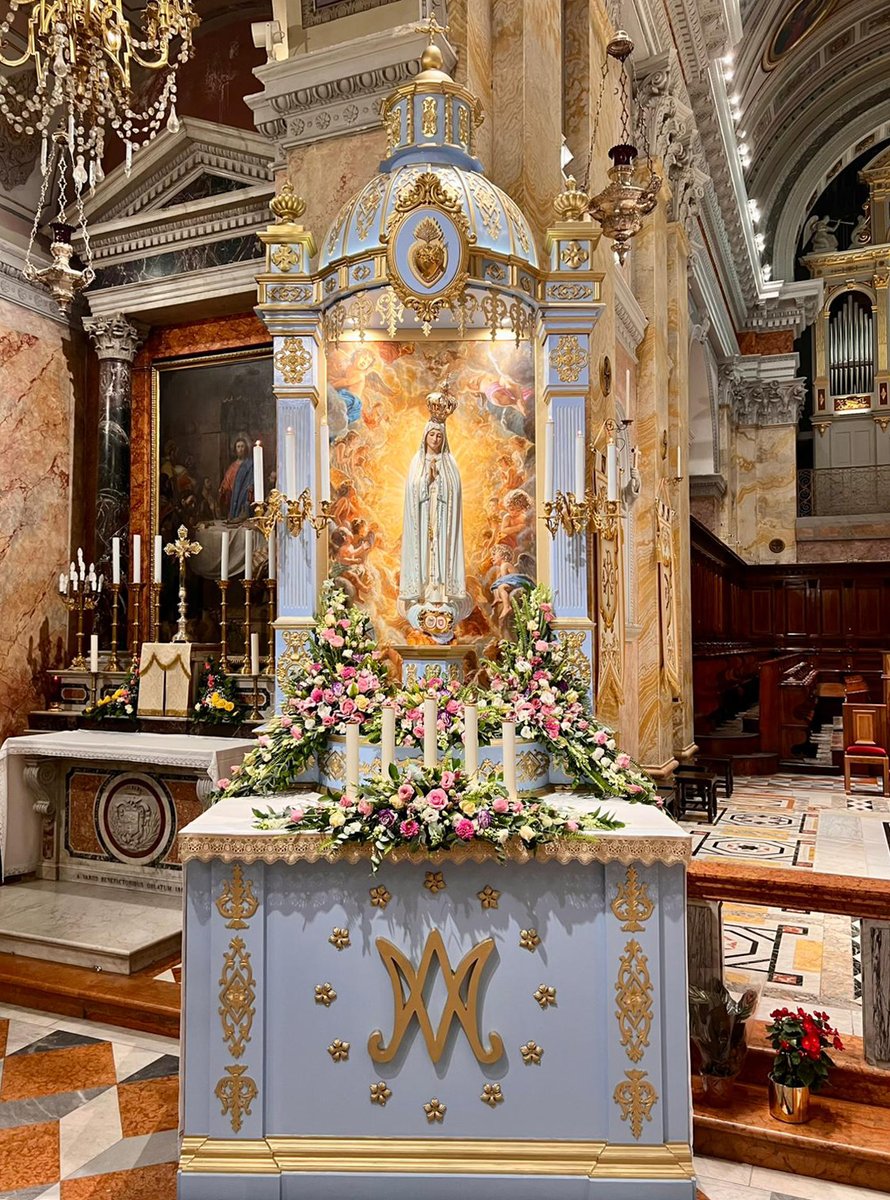 Raul_Berzosa's tweet photo. Hoy, festividad de Nuestra Señora de Fátima, me envían desde Tierra Santa este vídeo y estas imágenes con una reproducción de mi pintura “La Gloria de la Asunción”, realizada para el techo de palio de María Santísima del Mayor Dolor en su Soledad de @Crucifixion_MLG, como fondo de Nuestra Señora de Fátima.

La imagen se encuentra en la iglesia de San Salvador, muy cerca de la Basílica del Santo Sepulcro, en Jerusalén.