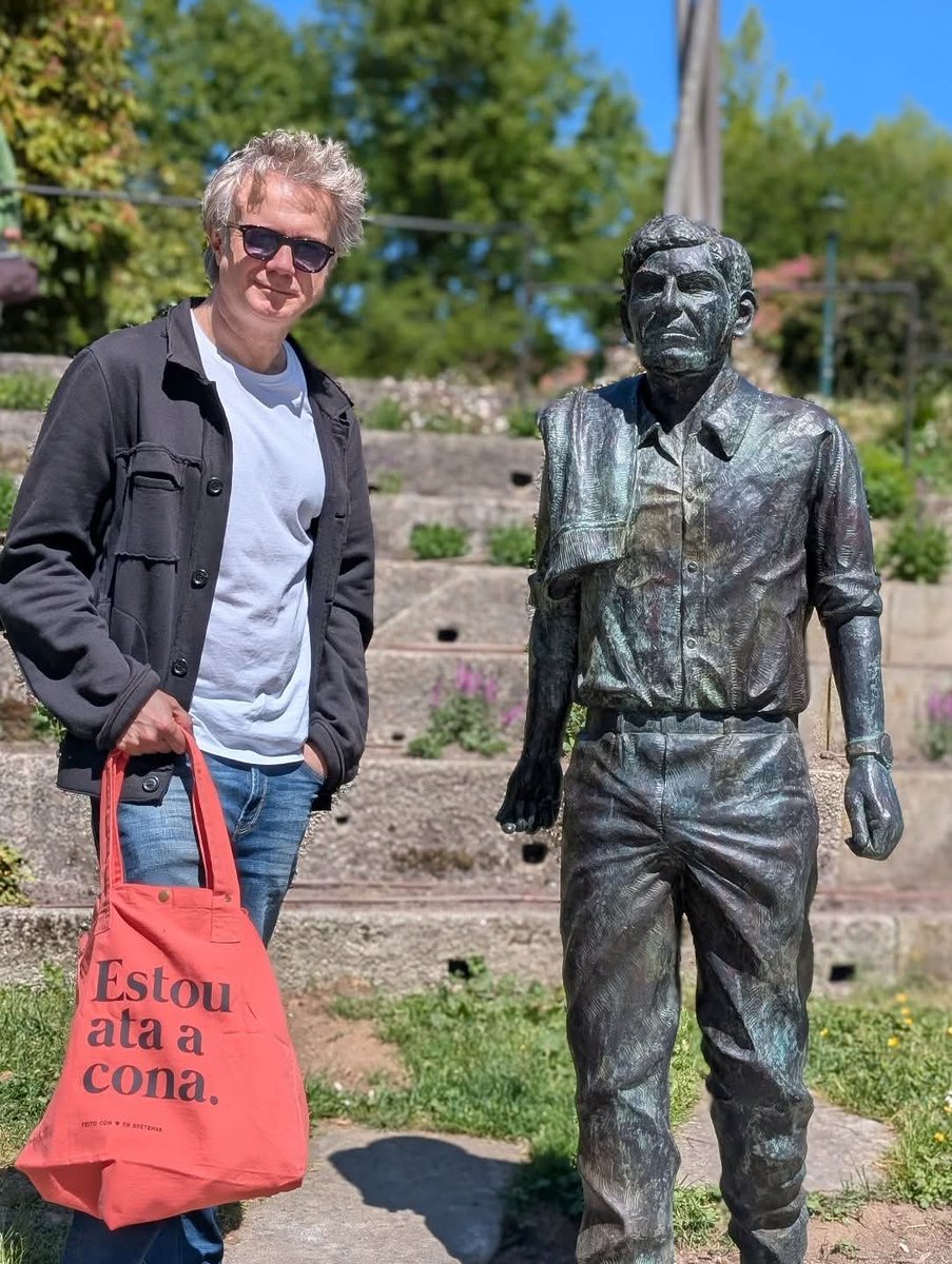 AMaldizer's tweet photo. O ator @TrisUlloa fazendo um selfie com Moncho, com o saco de artesania @ela_diz. Parece que a campanha Pepeira está a sair-lhes furada 😃
Venham mais fotos com Moncho! https://t.co/HUIEcSaUrM