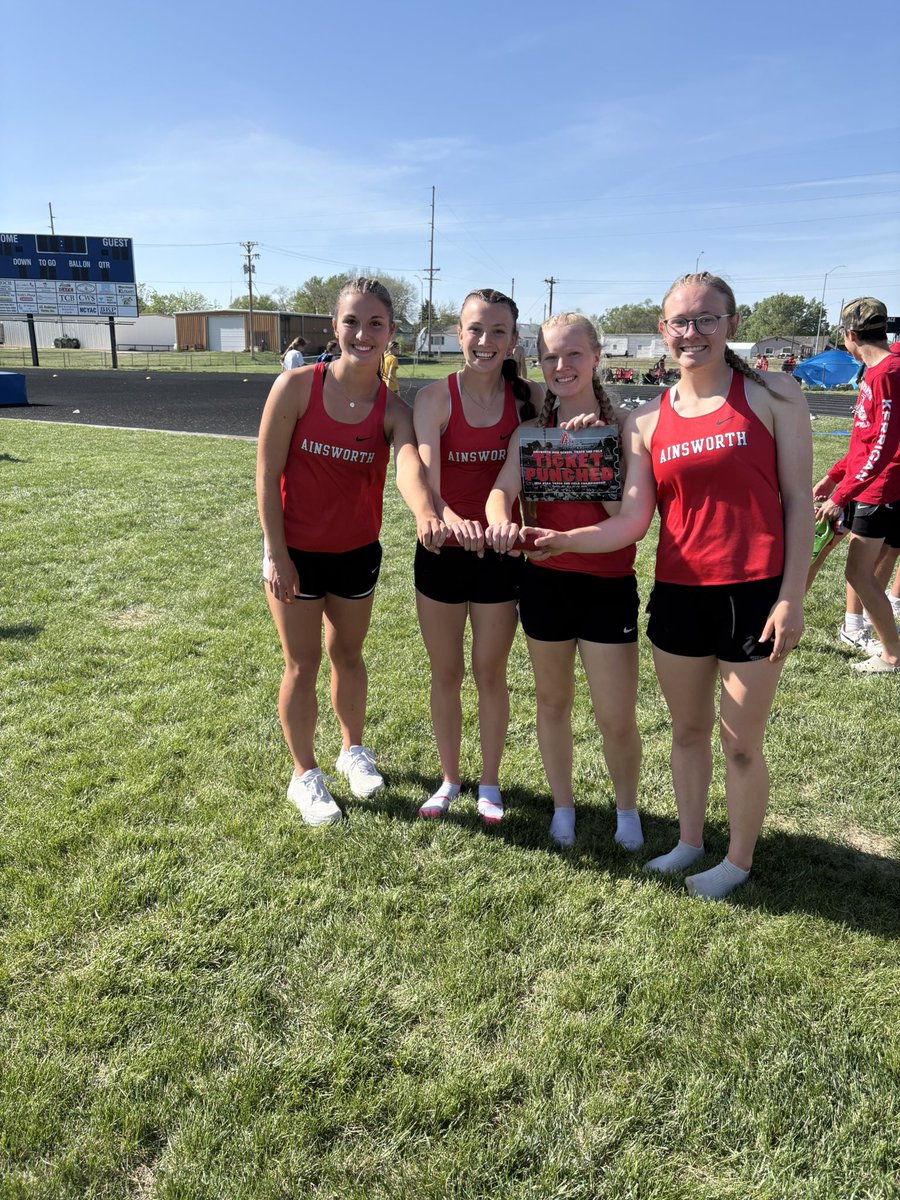 CoachJakeNelso1's tweet photo. 4x400 girls relay qualifies for state! https://t.co/LR3IwmPaae
