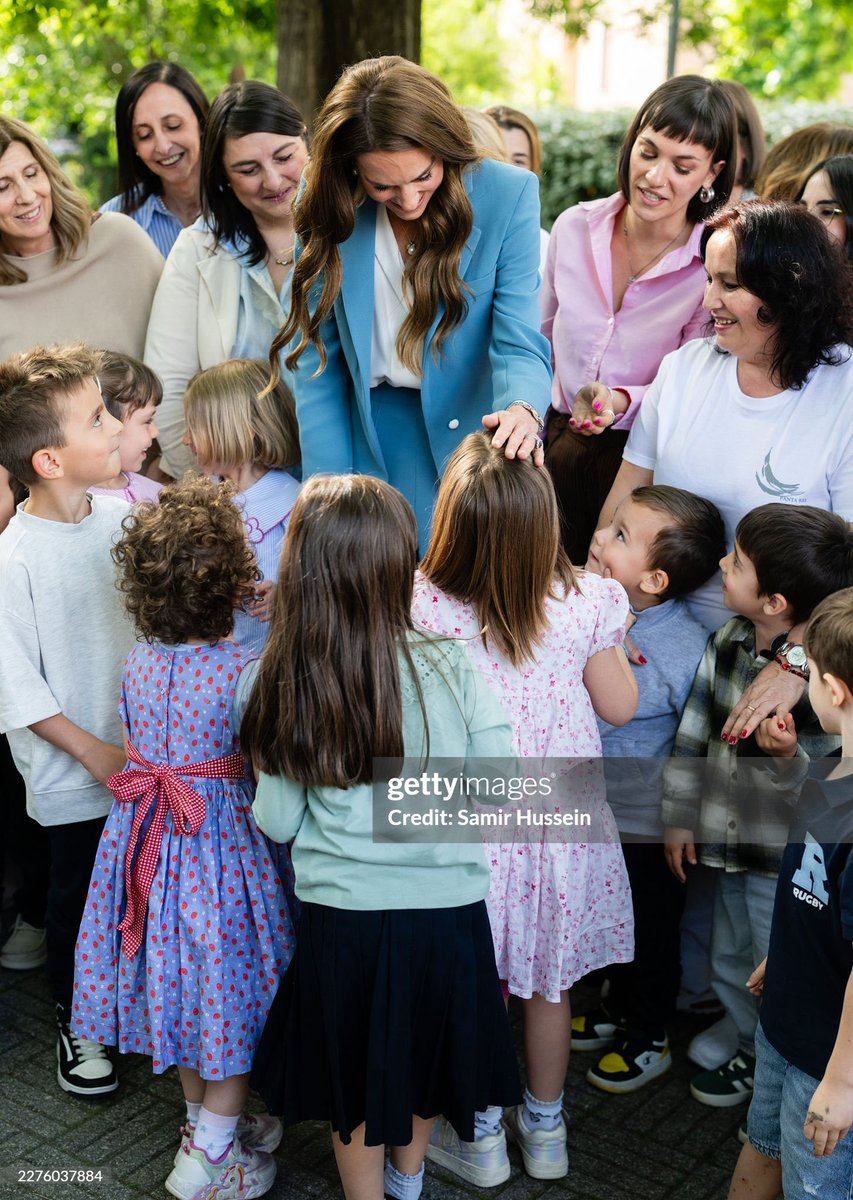 Canellelabelle's tweet photo. Literally her reason for being there: improving and advocating for the proper development of children,and guess who are the happiest at seeing her: children 😍❤️
   Such a beautiful and wholesome day today for the Princess and the city of Reggio Emilia was absolutely warm and welcoming to her👌🏽🔥
#PrincessofWales
📹Emily Ferguson