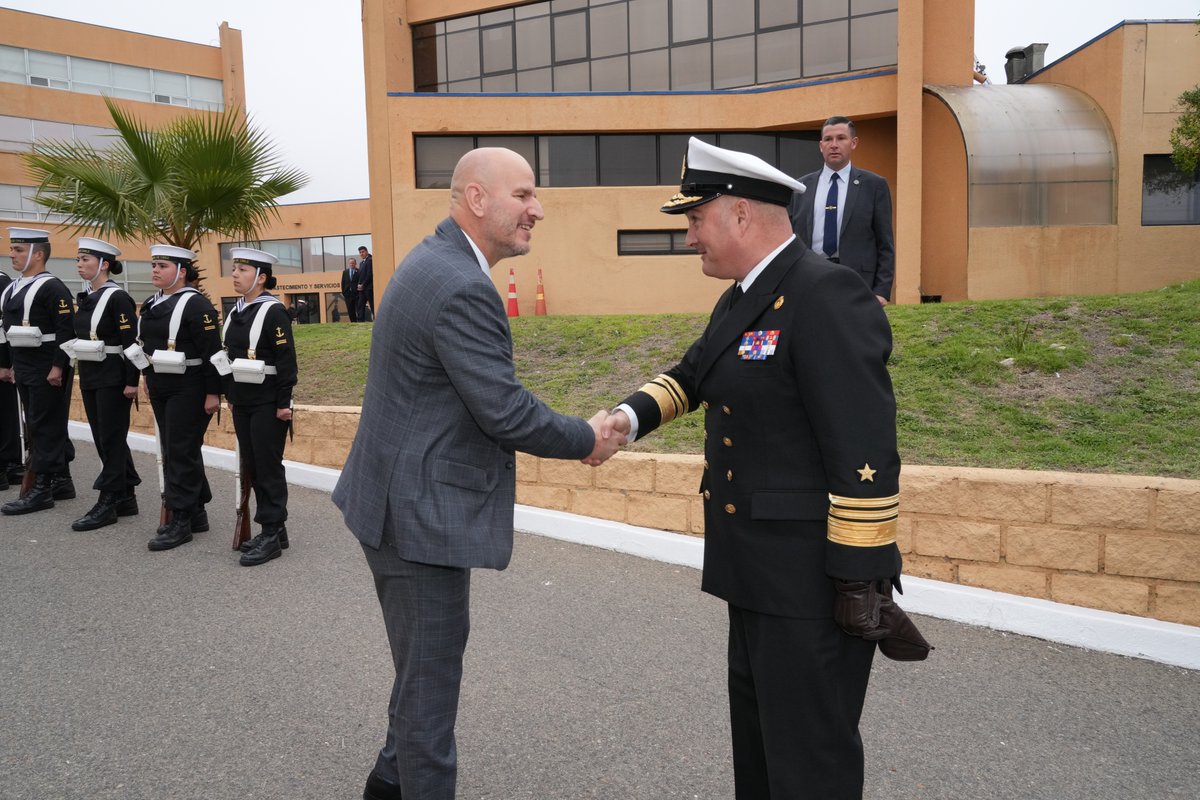 USAmbCL's tweet photo. Fue un gusto visitar las instalaciones de DIRECTEMAR en Valparaíso y conocer al Director General Arturo Oxley. @DGTM_Chile, la Dirección General del Territorio Marítimo y de Marina Mercante de la @Armada_Chile, cumple un rol clave en cautelar la seguridad y el cumplimiento de las leyes en el mar.

Para EE.UU. y Chile, es vital enfrentar la amenaza de organizaciones criminales transnacionales y organizaciones terroristas extranjeras que explotan actividades marítimas legítimas para traficar narcóticos ilícitos alrededor del mundo.