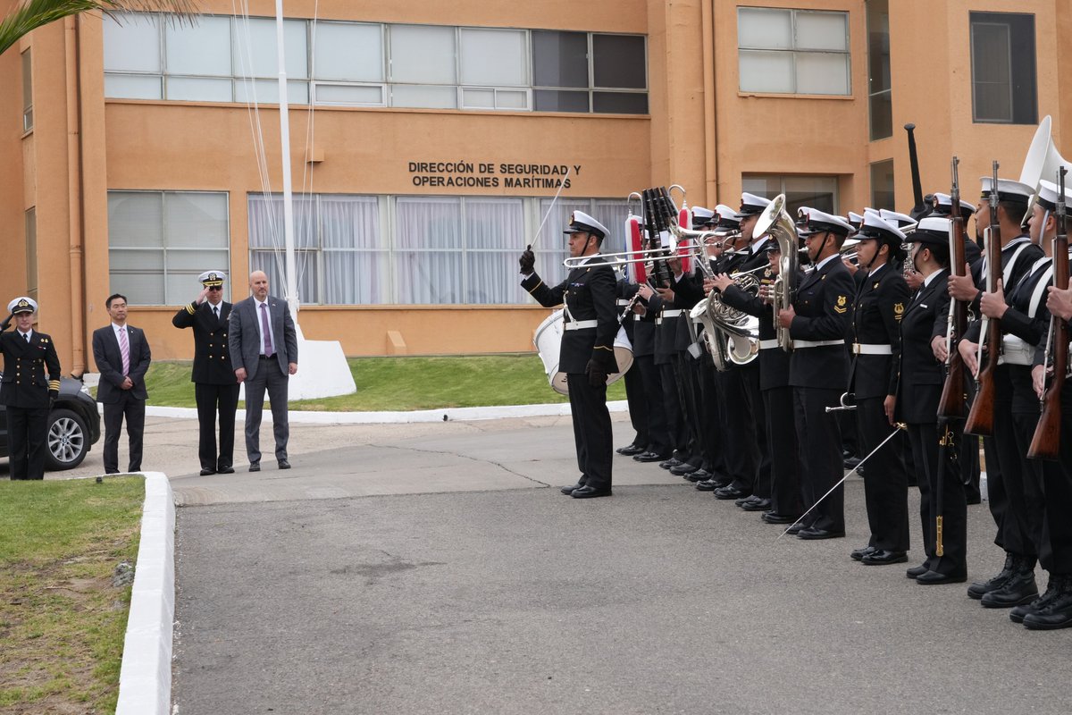 USAmbCL's tweet photo. Fue un gusto visitar las instalaciones de DIRECTEMAR en Valparaíso y conocer al Director General Arturo Oxley. @DGTM_Chile, la Dirección General del Territorio Marítimo y de Marina Mercante de la @Armada_Chile, cumple un rol clave en cautelar la seguridad y el cumplimiento de las leyes en el mar.

Para EE.UU. y Chile, es vital enfrentar la amenaza de organizaciones criminales transnacionales y organizaciones terroristas extranjeras que explotan actividades marítimas legítimas para traficar narcóticos ilícitos alrededor del mundo.