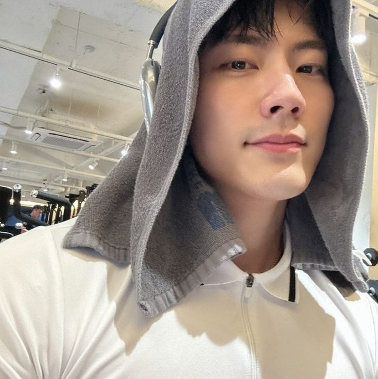 byeonhaesseo's tweet photo. After doing his usual gaming stream, Jeup was working out in the gym, but during it he got a notification, a message from one of his donators sending him a huge amount of money... Of course he had to thank them, sending a video of him playing with his sweaty butthole right away https://t.co/uDqrtwQWmS