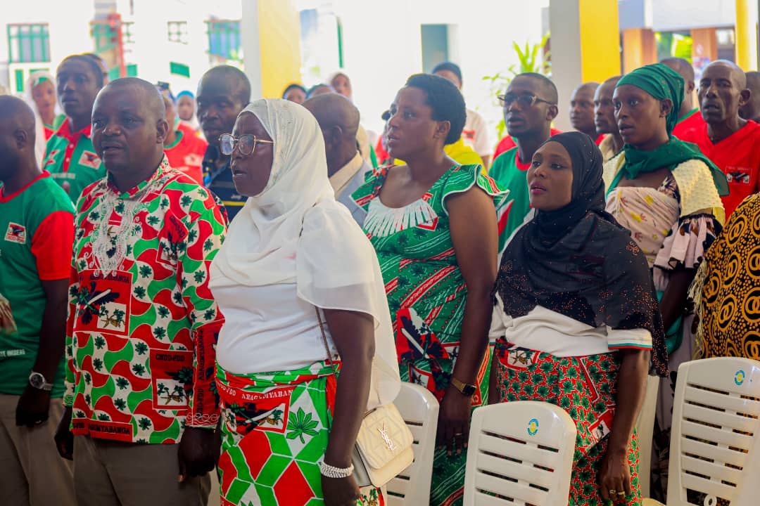 CBurunga's tweet photo. #Burundi,basabwa kwijukira ibiterwa njabuka mazi nk'amavoka n'ikawa,uwo ni umuyambanga ntunganya bisata ajejwe kumenyesha amakuru muri  @CnddFdd  akaba n'umuhetsi wa @burungaProvince aho kuyu wa 13/5/2026 yagendeye Abagumyabanga bama zone Ya Rumonge na Kizuma muri komine Rumonge https://t.co/nEms8Og1og