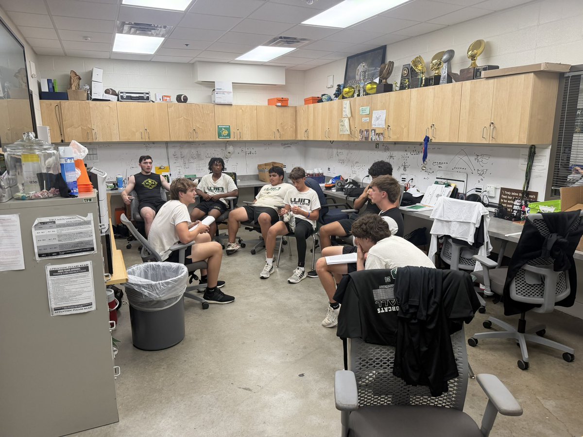 BHS_FB_Recruits's tweet photo. Week 6 complete for our Bobcat Leadership Council 📚
Locked in on our 2026 Book Study: “Win In The Dark”Chapters 13 & 14
“Champions are built when nobody is watching.”
-Response Matters Most !!
-Growth Happens Outside of Comfort!!
🧱X🧱
#WinTheDay #FAMILYALLIN #BobcatNation
@FWISDAthletics @BenbrookMHS @BenbrookBobcats @TheBenbrookLife