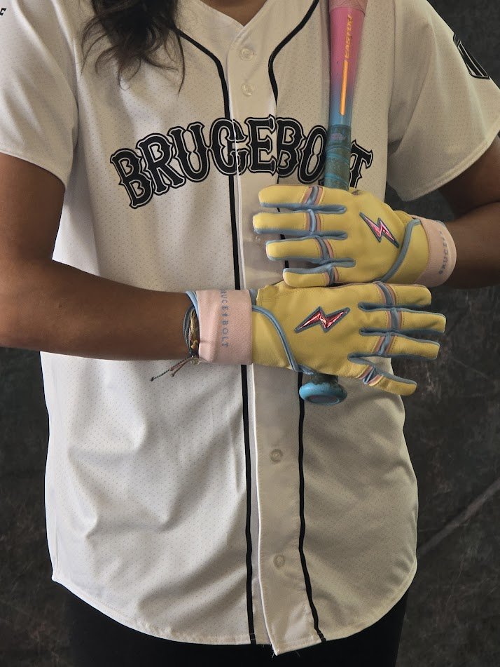 UsheryPeyton's tweet photo. Proud to represent the #NextInLine C/O 2028 @bruceboltus  - my fav 🥎accessory! #ReptheBest #CustomPayday @bruceboltus ⚡️#NIL 
@THEWOWSB @fastpitchwatch @FastpitchWire @ExtraInningSB @LineDsoftball @PGFnetwork @SoftbalAmerica @PrepSoftball @DiamondAddicts @IHartFastpitch @scan1ansports @ArmorEliteFP @armoreliteoneal @CoachBrittAE @scan1ansports @LassiterFastpi1