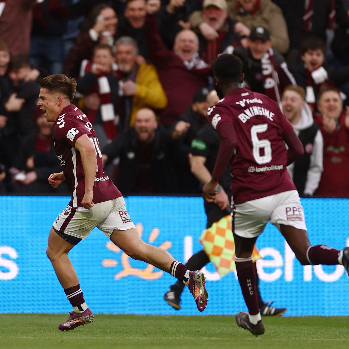 demarkesports's tweet photo. 👀 60’ Hearts 2-0 Falkirk
👀 61’ Motherwell 1-2 Celtic

Maçlar böyle biterse Hearts, son haftaya 1 puan önde girecek.

Son maç: Celtic-Hearts https://t.co/0JD1Cx54jR