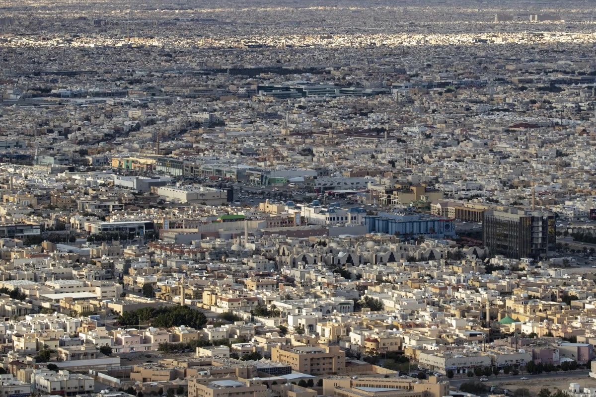 Met3baldobib's tweet photo. المادة (الرابعة)

وزارة البلديات والإسكان
- 
الأراضي البيضاء
والعقارات الشاغرة
تشكل في الوزارة - بقرار من الوزير - لجنة فنية (أو أكثر) تتولى تقدير أجرة المثل وقيمة المباني الخاضعة للرسم، لا يقل عدد أعضائها عن ثلاثة، يشترط فيهم توافر الخبرة في مجال تقييم العقارات، ويكون من بينهم مقيمون مرخصون من الهيئة السعودية للمقيمين المعتمدين، وتصدر قراراتها بالأغلبية؛ وتكون مدة العضوية في اللجنة (ثلاث) سنوات قابلة للتجديد.
يكون تقدير أجرة المثل وقيمة المبنى وفق المعايير وآلية التقييم والضوابط التي تعتمد بقرار من الوزير؛ بما في ذلك تحديد متوسط القيمة للمبنى في السوق للعقارات المماثلة من حيث الموقع والنوع والاستخدام، وتحديد المتوسط الإيجاري للمباني داخل النطاق العمراني بحسب المدينة، وفي الحالات التي يتعذر فيها تقييم المبنى لعدم وجود عقار مماثل، فيكون الاعتبار بقيمة الأرض بحسب نوع الاستخدام وموقع المبنى.
تصدر - بقرار من الوزير- قواعد وإجراءات عمل اللجنة والمعايير التي تطبقها، بما يتوافق مع الإجراءات والمعايير ذات الصلة المعتمدة من الهيئة السعودية للمقيمين المعتمدين.