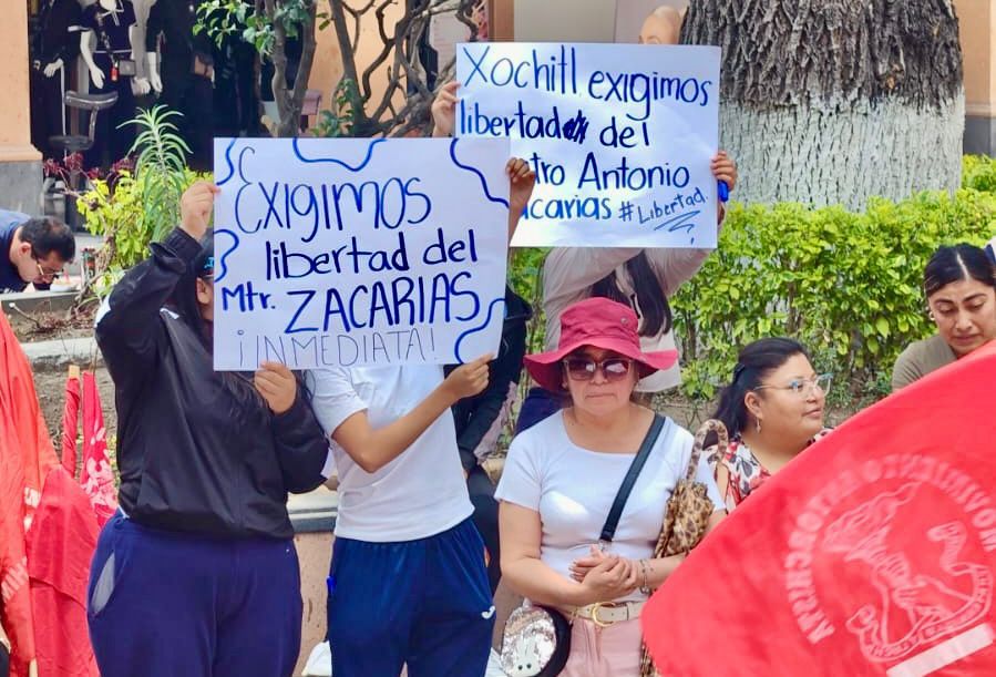 TinocoGustavoS's tweet photo. "¡Exigimos respeto pleno al derecho constitucional de organización y manifestación! ¡Basta de agresiones de Xóchitl Flores contra el pueblo organizado! Demandamos la libertad inmediata del Antonio Zacarías y la solución a las demandas del pueblo."

#MorenaReprimeEnChimalhuacán https://t.co/aKGXVii0t8
