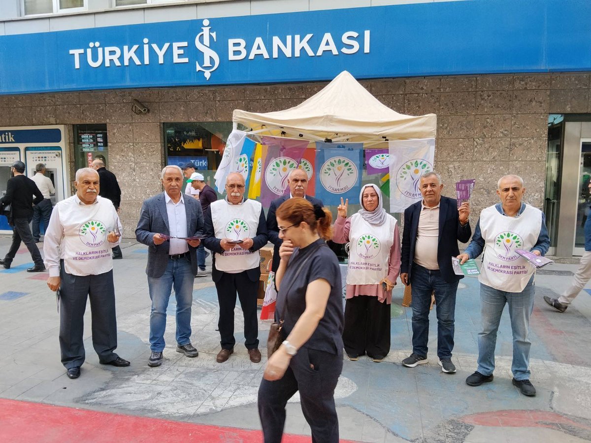 DEMBahcelievler's tweet photo. Bildirilerimizi Şirinevler meydanında dağıttık. Demokratik toplumun inşası, eşit yurttaşlık, hukuk ve ortak yaşam iradesinin büyümesi için sesler Kadıköy’de buluşuyoruz. 

🗓 16 Mayıs Cumartesi
🕖 19.00
📍 Süreyya Operası’ndan İskele’ye

#BarışİçinAdımAt #DemParti https://t.co/sFbkaHgQD2
