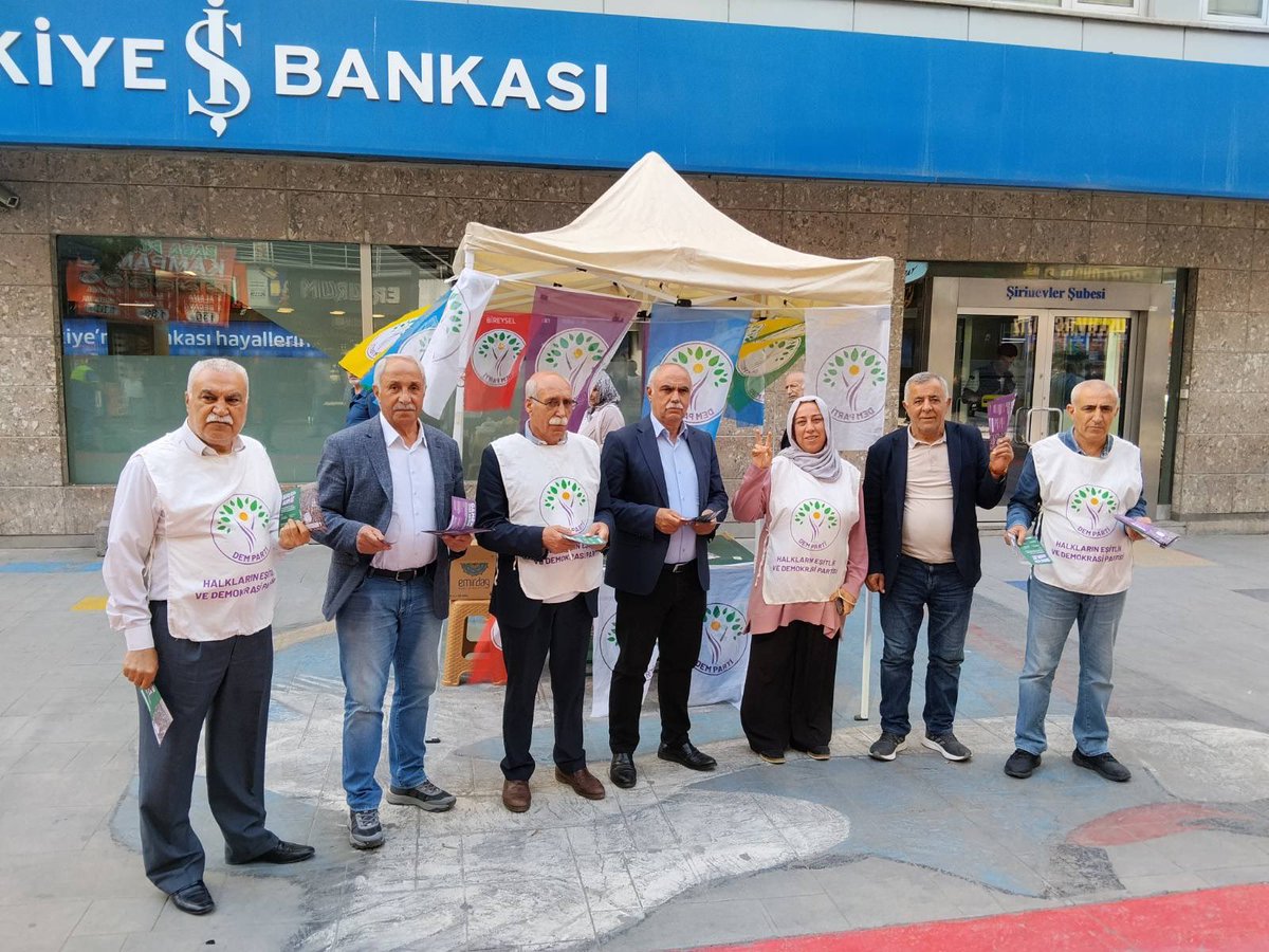 DEMBahcelievler's tweet photo. Bildirilerimizi Şirinevler meydanında dağıttık. Demokratik toplumun inşası, eşit yurttaşlık, hukuk ve ortak yaşam iradesinin büyümesi için sesler Kadıköy’de buluşuyoruz. 

🗓 16 Mayıs Cumartesi
🕖 19.00
📍 Süreyya Operası’ndan İskele’ye

#BarışİçinAdımAt #DemParti https://t.co/sFbkaHgQD2