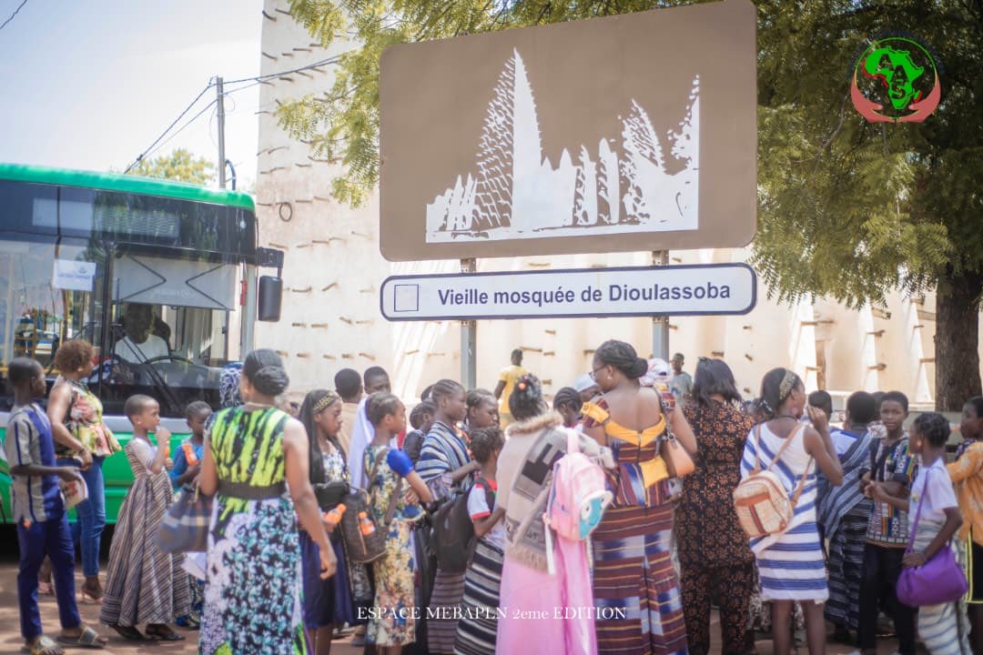 HuguesZango_TS's tweet photo. J’ai eu l’honneur de prendre part en tant que parrain, à la 2ᵉ édition de l’Espace MEBAPLN, organisée en marge de la Semaine Nationale de la Culture. Cette belle initiative portée par l’association Afrique Solidaire, se voulait un cadre dédié à l’éducation, https://t.co/0XB7oNvH7S