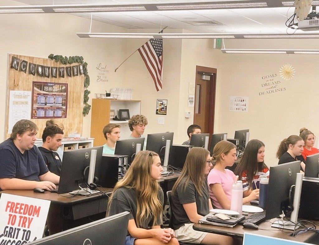 BarrowsJustin's tweet photo. Cedar High’s Club America chapter had an incredible meeting with @jasoninthehouse 🇺🇸🔥

Our @TPUSA students heard about the importance of getting involved instead of sitting on the sidelines.

“The world is run by those who show up.”

Cedar continues to rise to the occasion! 💯 https://t.co/mJbrwzJt9z