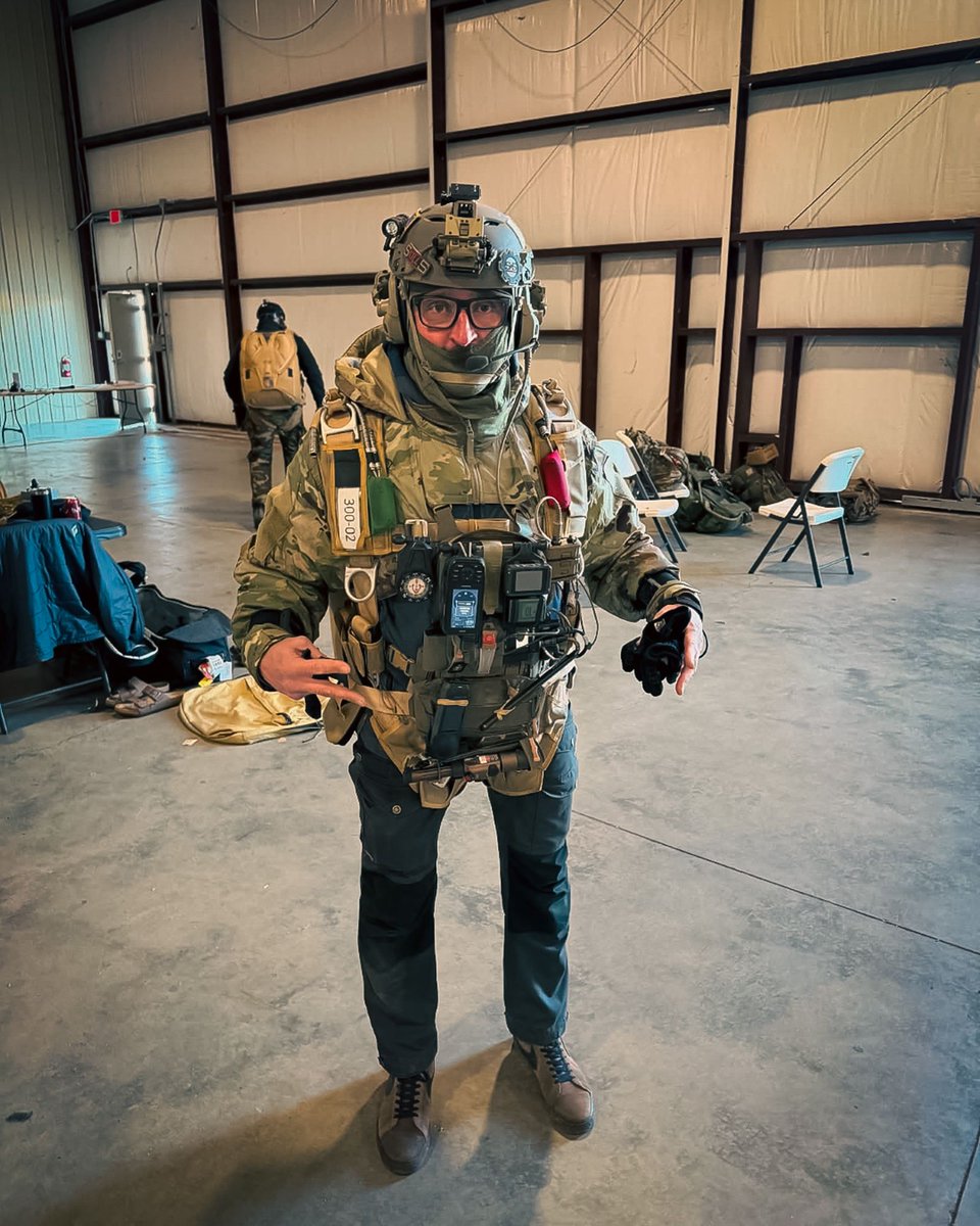 sandsprecision's tweet photo. We've paired the Massif® Combat Sleeve with the S&S Precision NavBoard® STACK. Built for operators who rely on ATAK devices in the field, this insulated cropped jacket delivers warmth and dexterity without the bulk of traditional cold-weather layering.

The low-profile design works exceptionally well under a canopy, keeping your ATAK device accessible and mission-critical information visible when it matters most. Lightweight mobility, streamlined integration, and cold-weather performance built for today’s end user. 

#SSPrecision #Massif #ATAK #NavBoardSTACK #MilitaryFreeFall #TacticalGear #SOF
