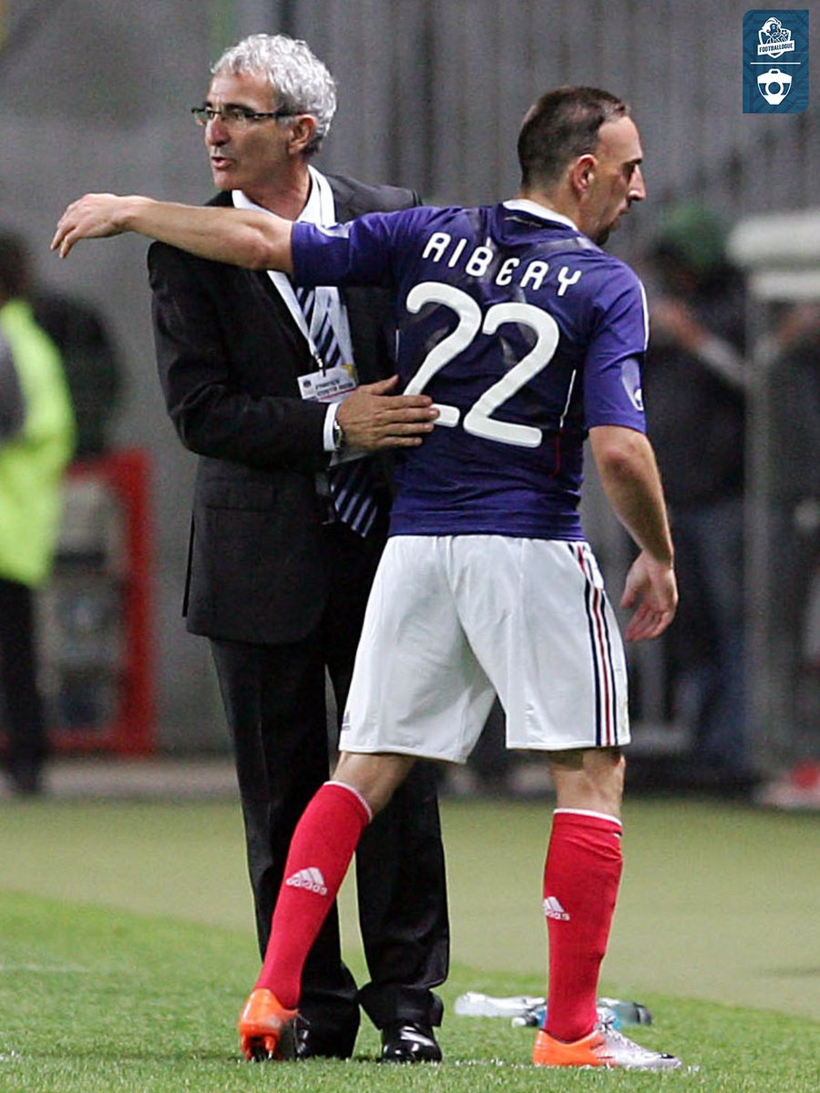 Footballogue's tweet photo. 🔴 La réaction de Franck Ribéry aux propos de Raymond Domenech dans le documentaire Netflix sur Knysna ! 🥶🥶

"Mamamiaaaa Domenech, je t’aime beaucoup 🤣

Juste... je garde la vraie histoire pour plus tard 🎥🎬

Allez ciao bello 👋🏼"

(IG : franckribery7) https://t.co/b1xp3adJZQ