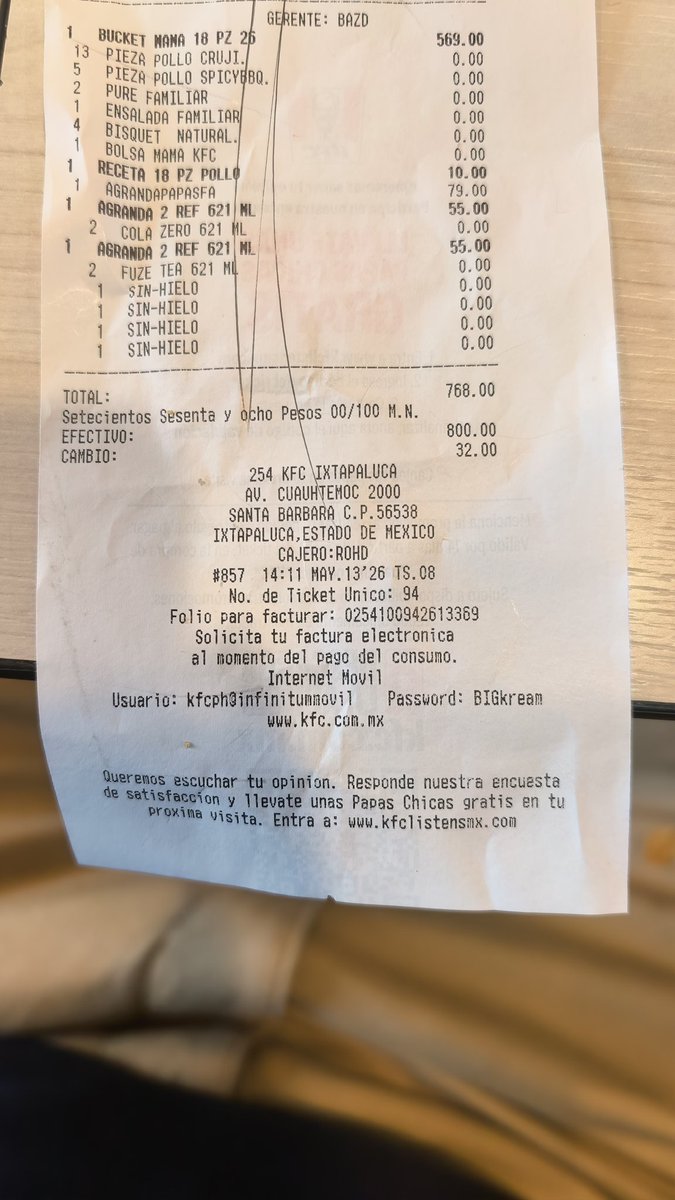 Pericklozano's tweet photo. @KFCchile En la sucursal de Ixtapaluca están condicionando la entrega de bolsitas de jalapeño, estoy pagando un consumo de 768, a lo mejor no es mucho pero no se les hace que es justo recibir más de un sobrecito por persona? (somos 5) https://t.co/BQyASbpw6Z