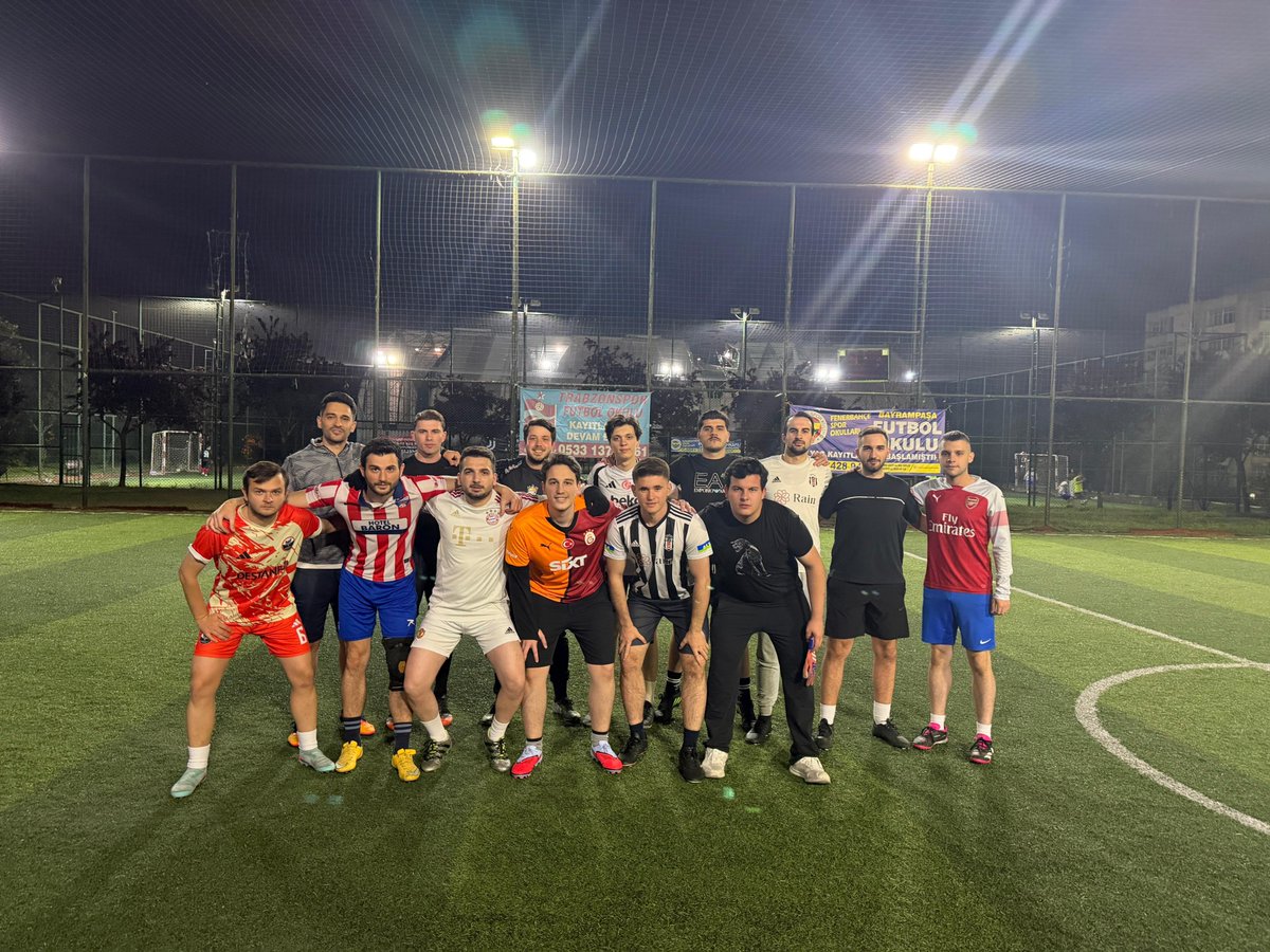 rumelitgenclik's tweet photo. Haftalık Halı Saha etkinliğimizi Yönetim kurulu üyelerimiz ile gerçekleştirdik. ⚽️ https://t.co/8sV0OzzXV8