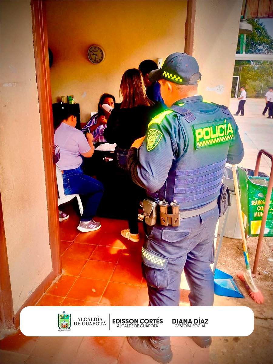 Guapota_S's tweet photo. Desde la Inspección de Policía, la Policía Nacional y con el acompañamiento de la Secretaría de Salud de la Administración Municipal, realizamos una importante campaña de tenencia responsable de mascotas, recorriendo el casco urbano de nuestro municipio. https://t.co/G0x4Dz0Zk0