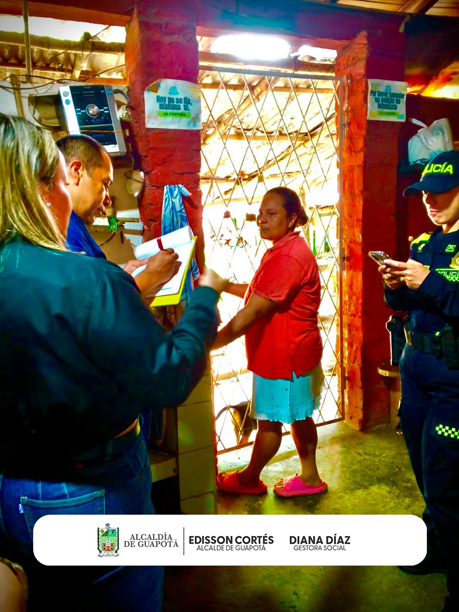 Guapota_S's tweet photo. Desde la Inspección de Policía, la Policía Nacional y con el acompañamiento de la Secretaría de Salud de la Administración Municipal, realizamos una importante campaña de tenencia responsable de mascotas, recorriendo el casco urbano de nuestro municipio. https://t.co/G0x4Dz0Zk0