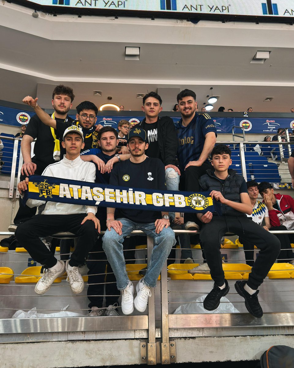 atasehirgfb34's tweet photo. Fenerbahçe erkek basketbol takımımızı beşiktaş karşılaşmasında yalnız bırakmadık.

#ataşehirgfb
#gençfenerbahçeliler https://t.co/Cx7SiKEOHU