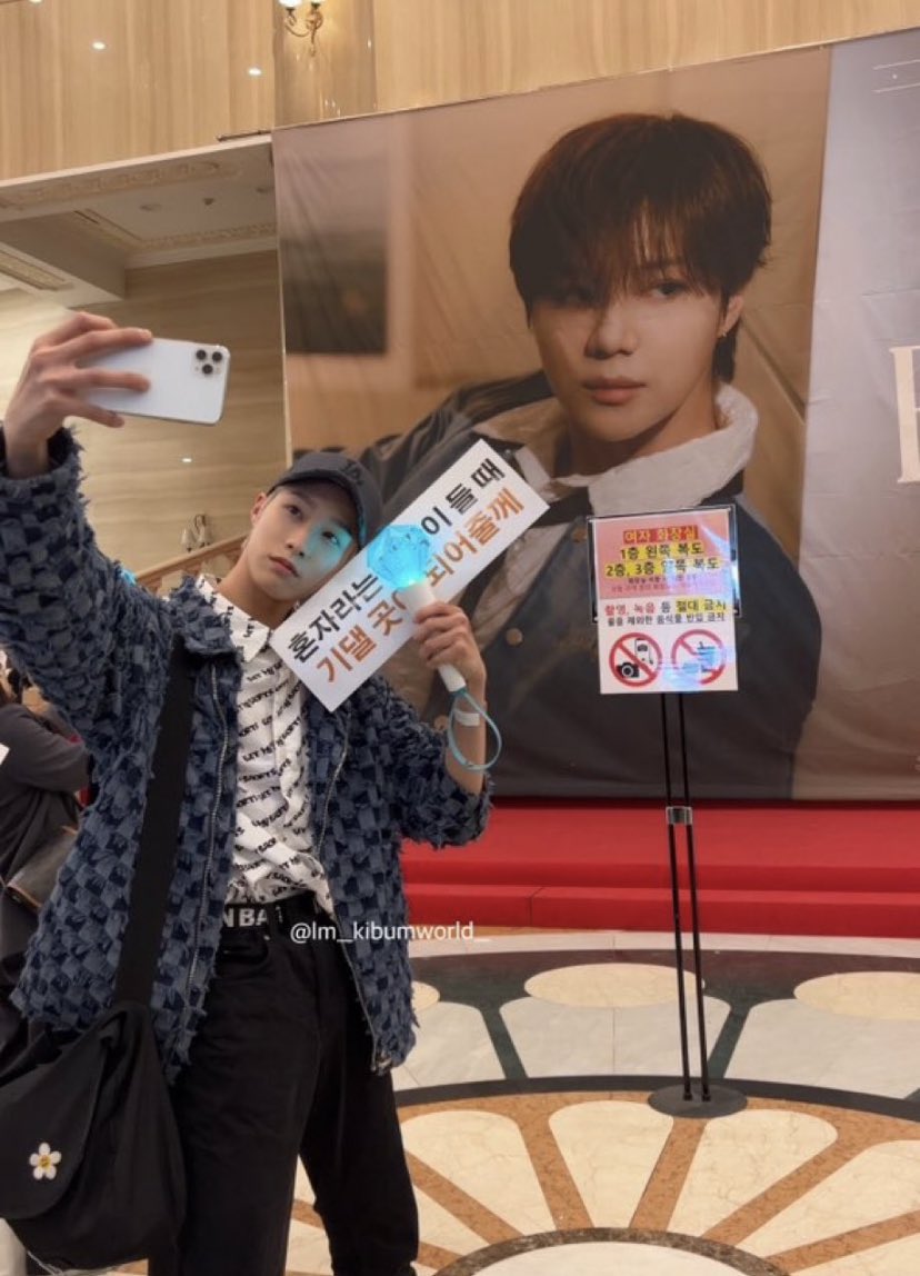 xlovarchive's tweet photo. rui taking pictures in front of a sign saying 'no photos' at an shinee concert https://t.co/n58Kf2ppjM
