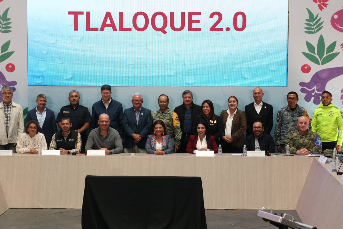 SGIRPC_CDMX's tweet photo. Este miércoles, acompañamos a la #JefaDeGobierno, @ClaraBrugadaM, en la presentación del protocolo #Tlaloque 2.0; un plan de coordinación interinstitucional para la atención de emergencias por lluvias en la Ciudad de México.

Este protocolo tiene como objetivo proteger la vida y el patrimonio de la población a través de acciones preventivas para reducir el impacto de las lluvias y se basa en cuanto ejes estratégicos:

🟢Fase Preventiva (Desazolve y mantenimiento de infraestructura hidráulica)
🟡Fase de Monitoreo (Despliegue de personal, monitoreo permanente y emisión de alertas)
🔴Fase de Atención (Atención generalizada conforme al protocolo)
🟣Fase de Recuperación (Evaluación de daños, activación de seguros, limpieza profunda y atención integral a personas afectadas)

En la #CapitalDeLaTransformación, #TrabajandoJuntos #LaPrevenciónEsNuestraFuerza