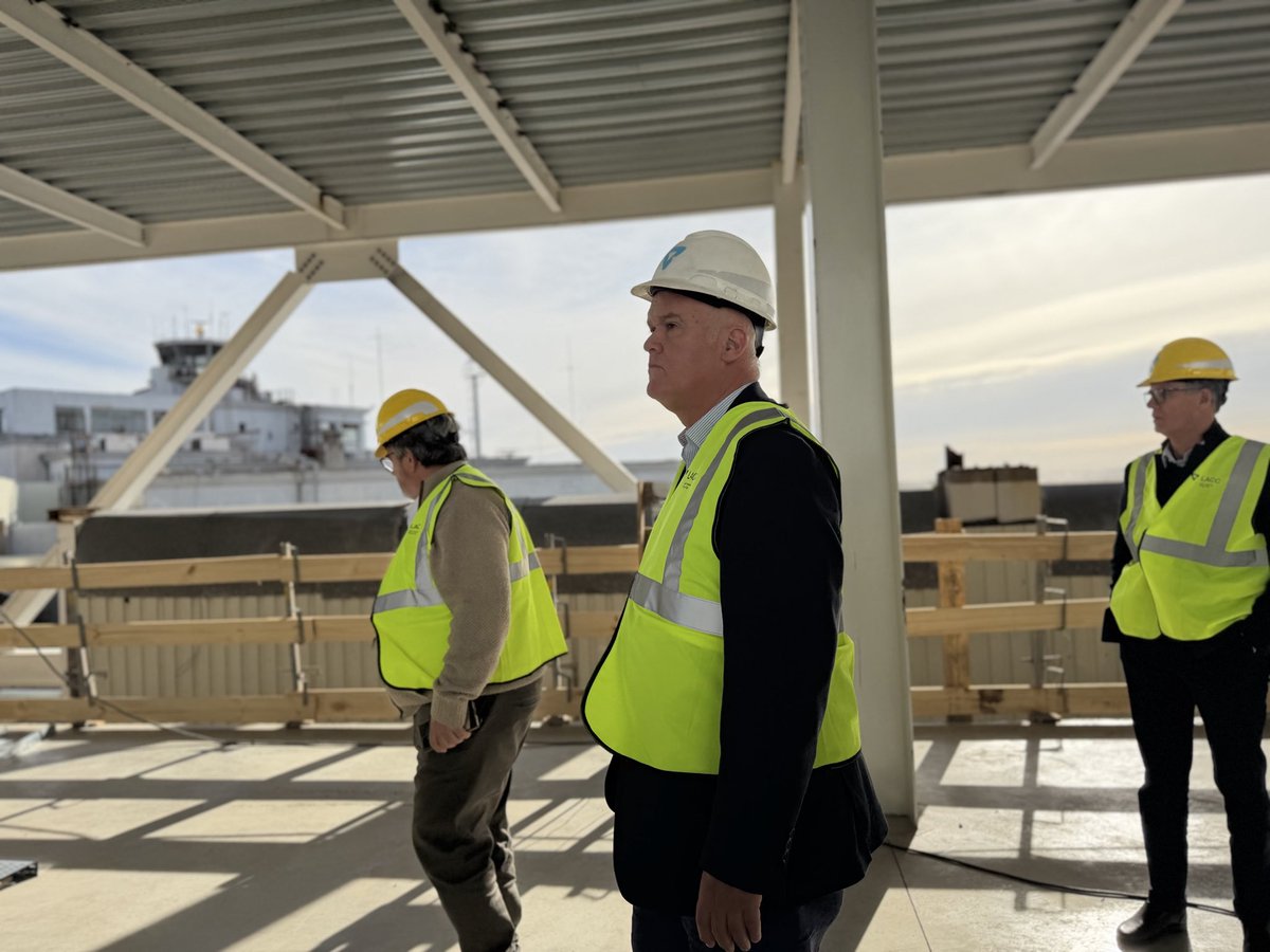 juanjoolaizola's tweet photo. Visitamos las obras de ampliación de la Terminal de Cargas del Aeropuerto de Carrasco junto a la Comisión de Transporte de Diputados. 

Servicios logísticos uruguayos para la carga y el ecommerce en la región, un sector que crece en forma sostenida en los últimos años. https://t.co/wfxQu1fcgV