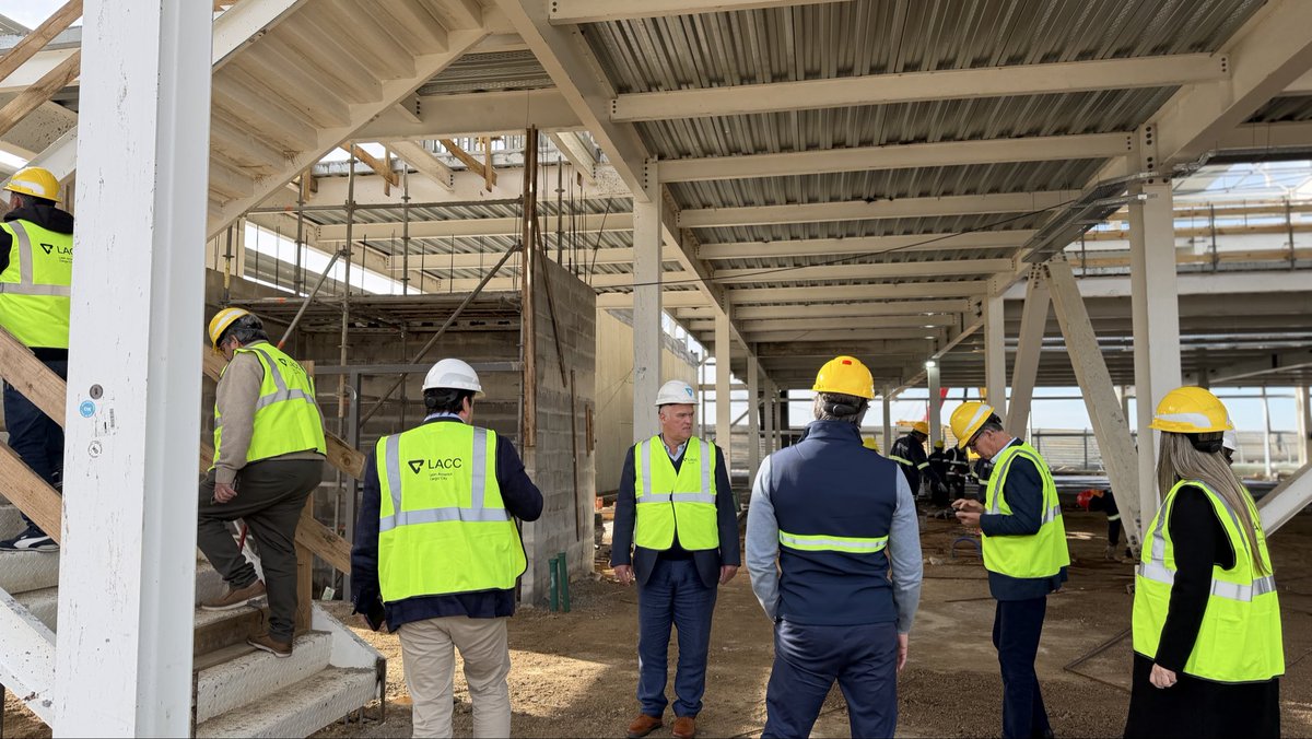 juanjoolaizola's tweet photo. Visitamos las obras de ampliación de la Terminal de Cargas del Aeropuerto de Carrasco junto a la Comisión de Transporte de Diputados. 

Servicios logísticos uruguayos para la carga y el ecommerce en la región, un sector que crece en forma sostenida en los últimos años. https://t.co/wfxQu1fcgV