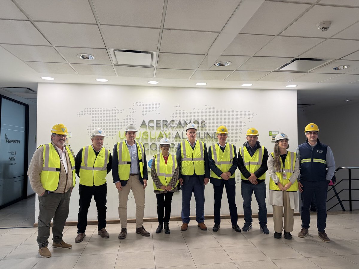 juanjoolaizola's tweet photo. Visitamos las obras de ampliación de la Terminal de Cargas del Aeropuerto de Carrasco junto a la Comisión de Transporte de Diputados. 

Servicios logísticos uruguayos para la carga y el ecommerce en la región, un sector que crece en forma sostenida en los últimos años. https://t.co/wfxQu1fcgV