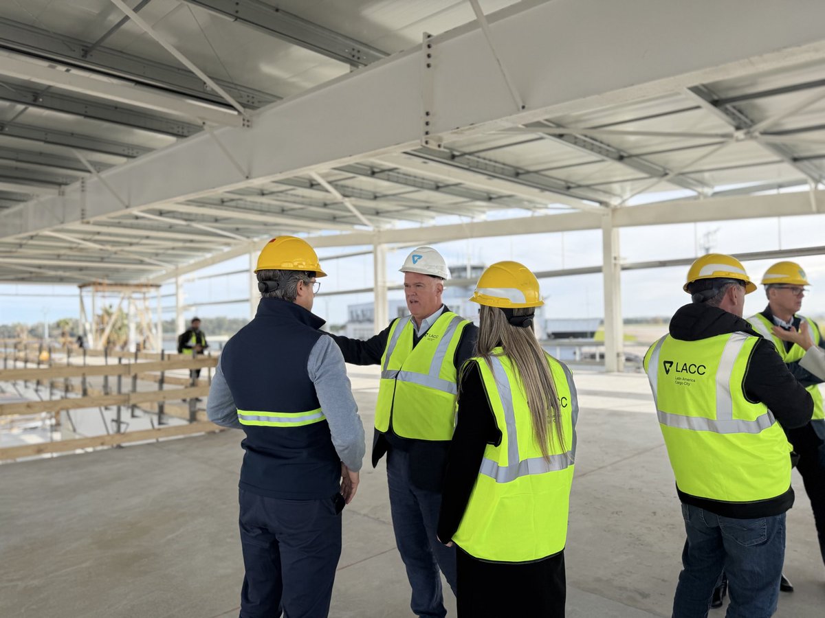 juanjoolaizola's tweet photo. Visitamos las obras de ampliación de la Terminal de Cargas del Aeropuerto de Carrasco junto a la Comisión de Transporte de Diputados. 

Servicios logísticos uruguayos para la carga y el ecommerce en la región, un sector que crece en forma sostenida en los últimos años. https://t.co/wfxQu1fcgV