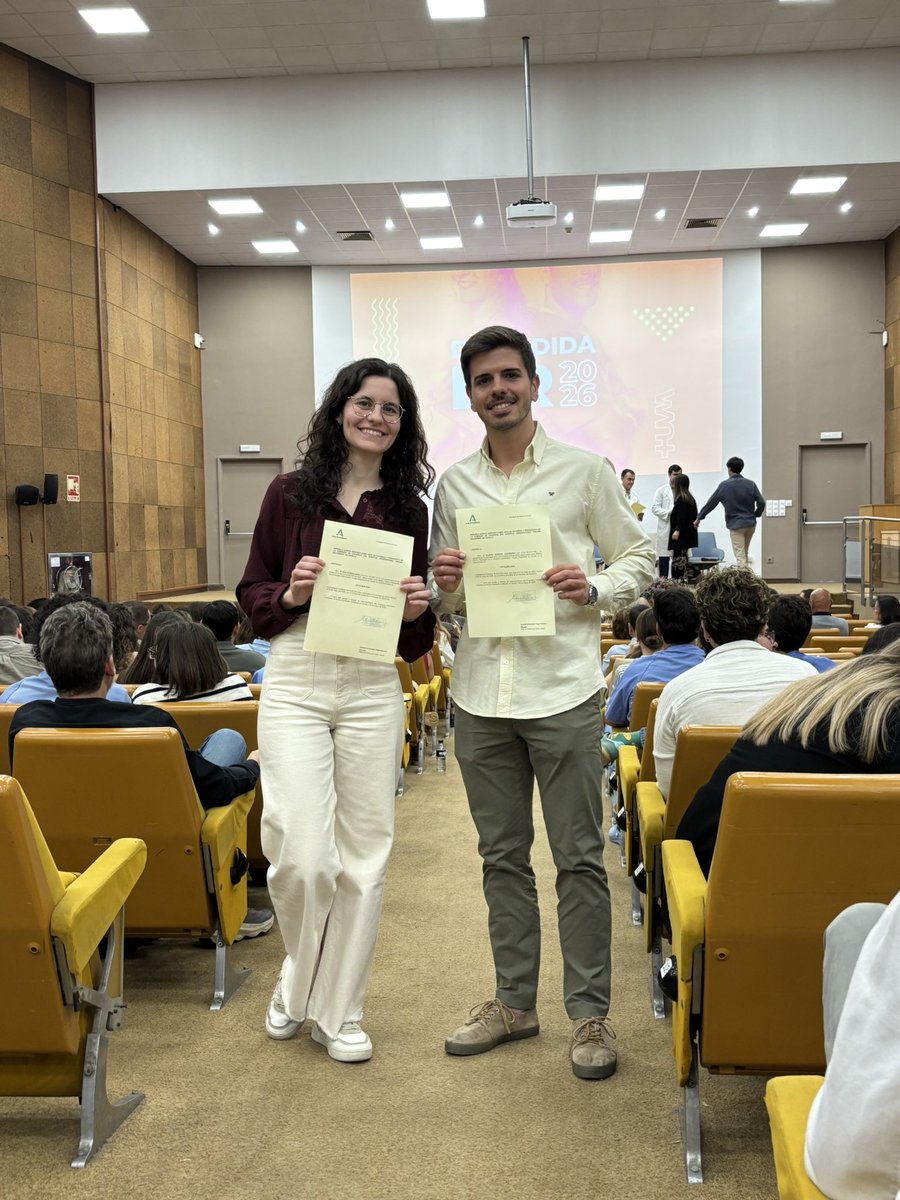 OftalmoMacarena's tweet photo. Ya vuelan solos nuestros flamantes adjuntos tras una magnífica residencia y un compromiso total con @OftalmoMacarena &amp; @HUVMacarena ⏩️⏩️⏩️ Dra. Flores &amp; Dr. Moreno #ForEVEROftalmoMAC #MarcaMacarena👀 https://t.co/xEOVA0NSE5