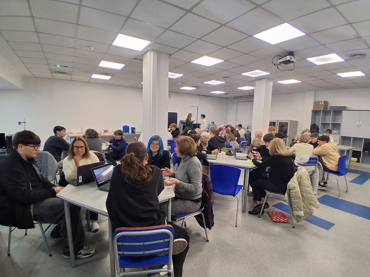 TIC_ORT's tweet photo. ABUELOS 3.0
Hermoso intercambio intergeneracional donde nuestros estudiantes se ofrecen como tutores digitales de los adultos mayores de la comunidad @ORTArgentina https://t.co/mfIJr9d59M