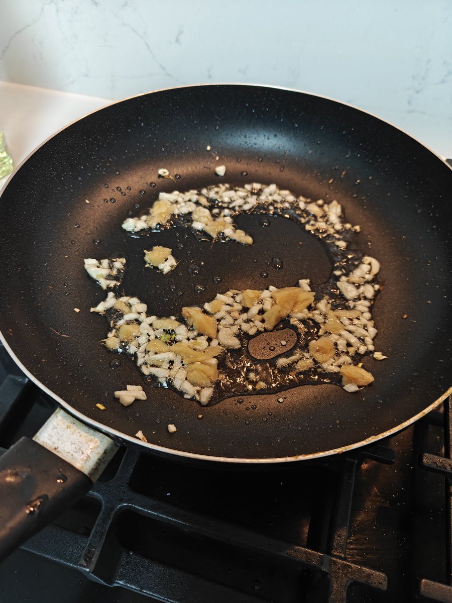 SerocCook's tweet photo. -Echa una cantidad generosa de aceite de girasol (o de cacahuete) y  fire el pollo hasta que esté completamente dorado (sin hacer mucho por el centro para que no quede duro)
-Retíralos y añade otro poco de aceite para freir el ajo con el jengibre https://t.co/VBBCX8bVpb