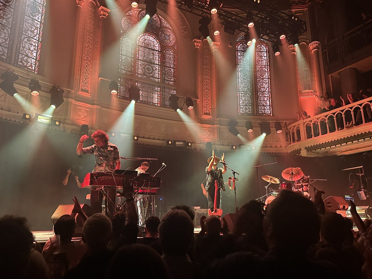 Don_Atsumarino's tweet photo. 今夜はMAMAS GUN@Paradisoへ。偶然スケジュールを見つけて、たまたまMama's Gunのパーカーを着てた縁もあり。いやー、良いバンドっていうのはこういうバンドのことを言うのよね。ソウルフルで耳心地の良さが半端じゃない。特にベースが素晴らしかった。o.aのMt.Jonesも良かった!
#MAMASGUN
#MtJones https://t.co/n4vLVRDBJQ