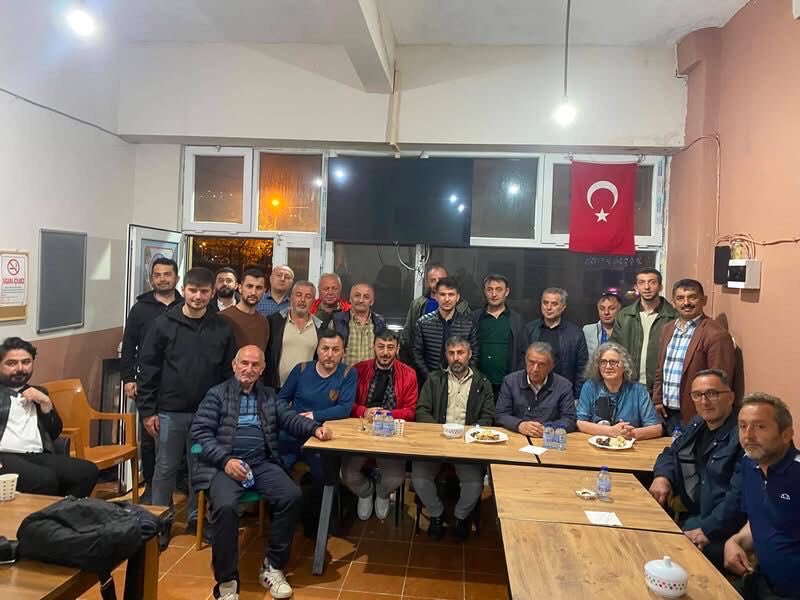 giresuncevreder's tweet photo. Görele’de madene karşı miting için hazırlıklar sürüyor!

Görele Soğukpınar Derneği 24. dönem Giresun Milletvekili Selahattin Karaahmetoğlu’nu ağırlayarak bölgede yürütülen madencilik çalışmalarına dair fikir alışverişinde bulundu. https://t.co/LkMUSWHhRZ