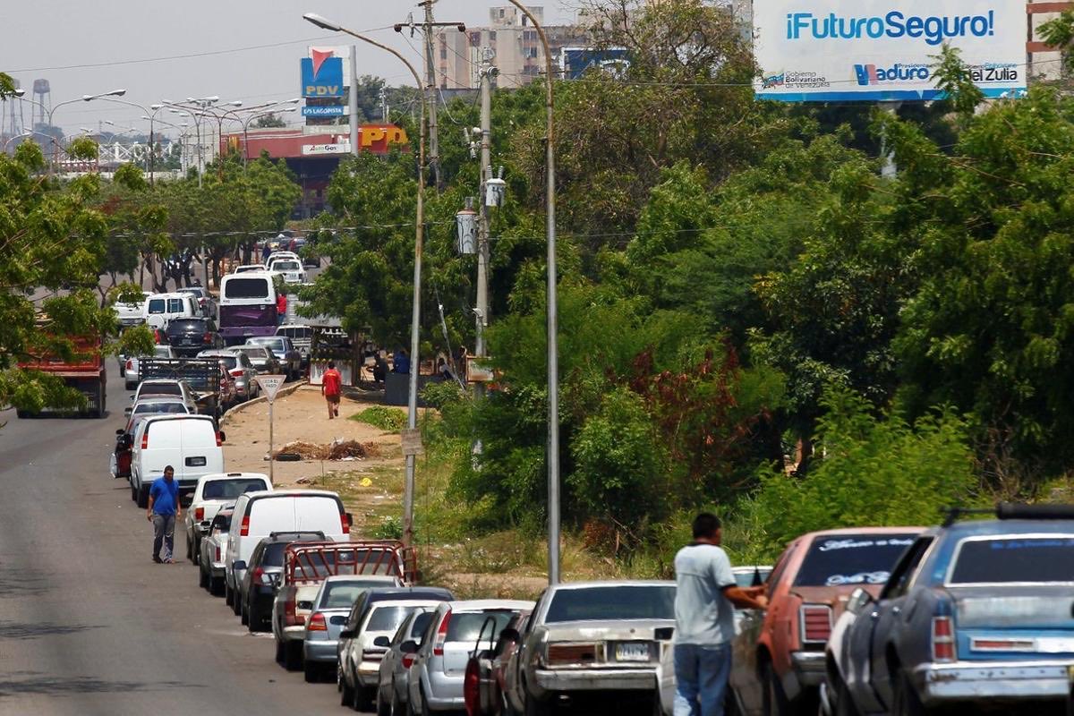 anclacentro's tweet photo. @MashiRafael Y cómo en Venezuela que tiene las reservas más grandes del mundo y con refinerías más modernas sufrieron de escaces de combustible ? Tarado psicopata https://t.co/TTTjV3Ww9A