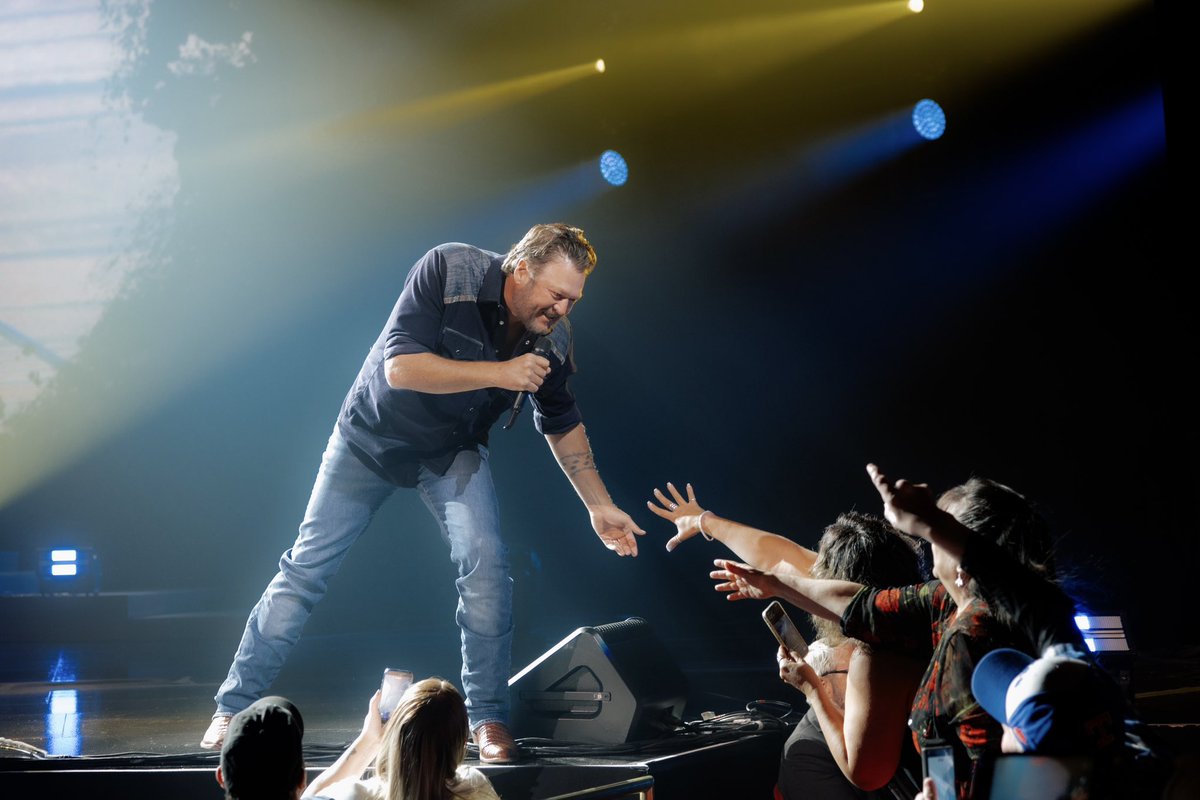 blakeshelton's tweet photo. Vegas, I hope you're ready to party some more!!!!! We're back at @CaesarsPalace tonight!!!! https://t.co/AHii71hjCV https://t.co/p2Wee4C2k9