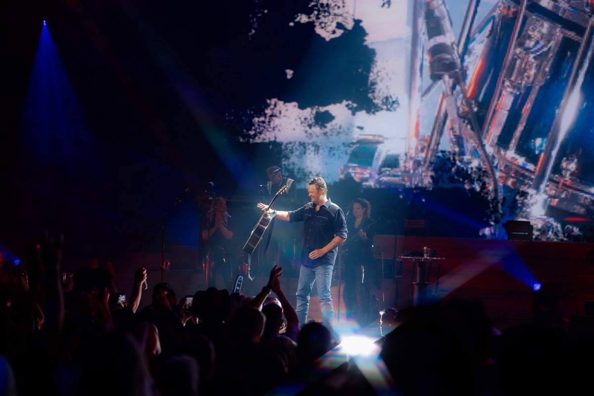 blakeshelton's tweet photo. Vegas, I hope you're ready to party some more!!!!! We're back at @CaesarsPalace tonight!!!! https://t.co/AHii71hjCV https://t.co/p2Wee4C2k9