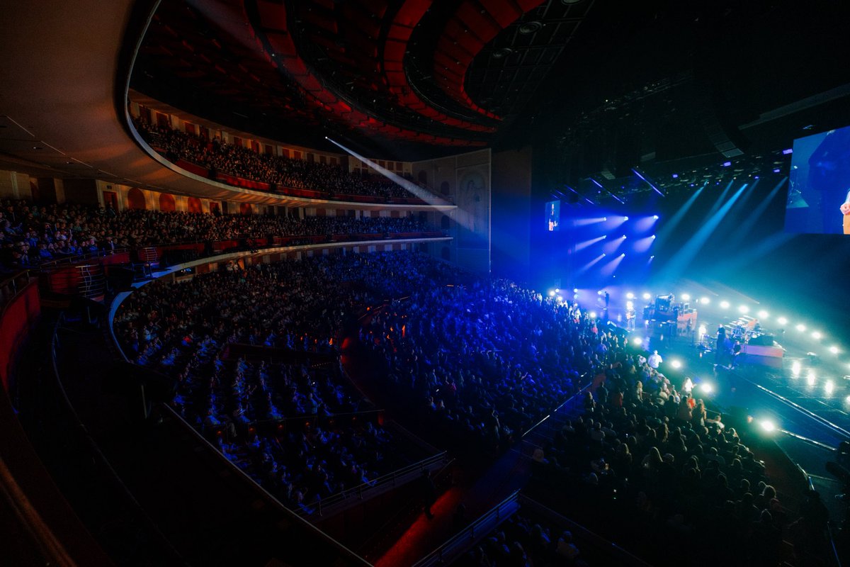 blakeshelton's tweet photo. Vegas, I hope you're ready to party some more!!!!! We're back at @CaesarsPalace tonight!!!! https://t.co/AHii71hjCV https://t.co/p2Wee4C2k9